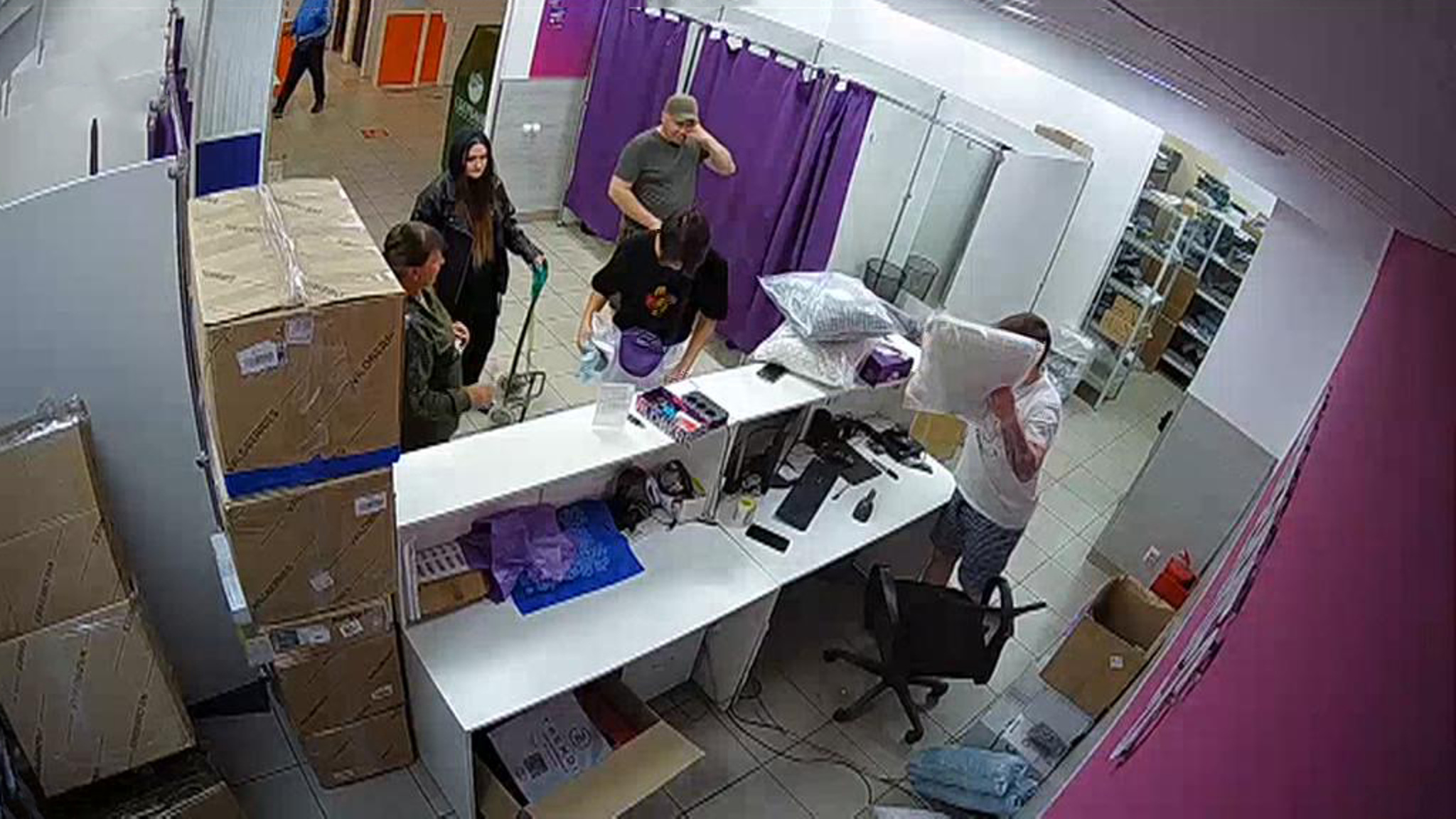 Для жительницы Омска маркетплейс стал скатертью-самобранкой из-за ошибки банка