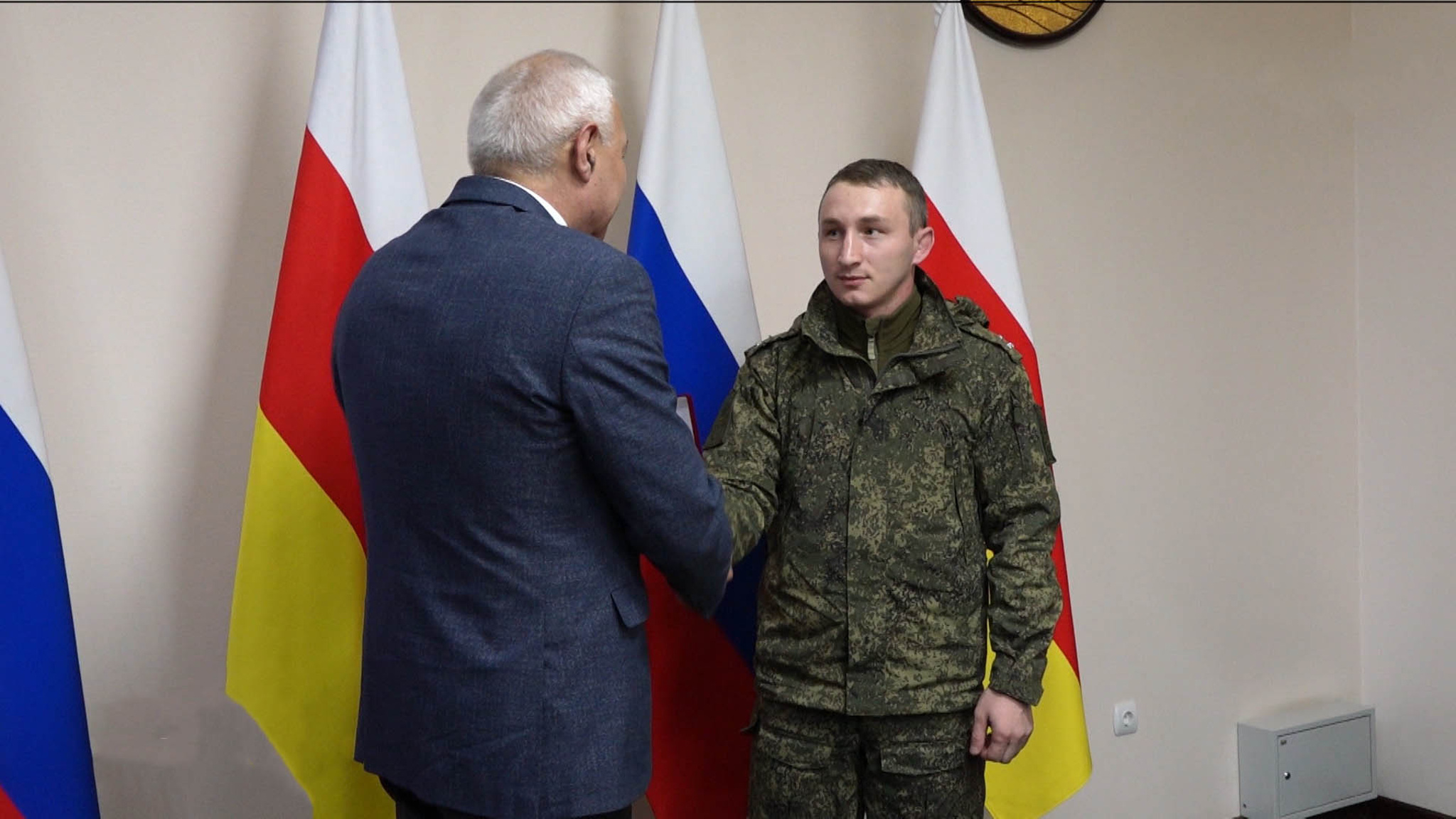 Участнику СВО, командиру танковой роты Сослану Кулову вручили медаль «Во Славу Осетии»