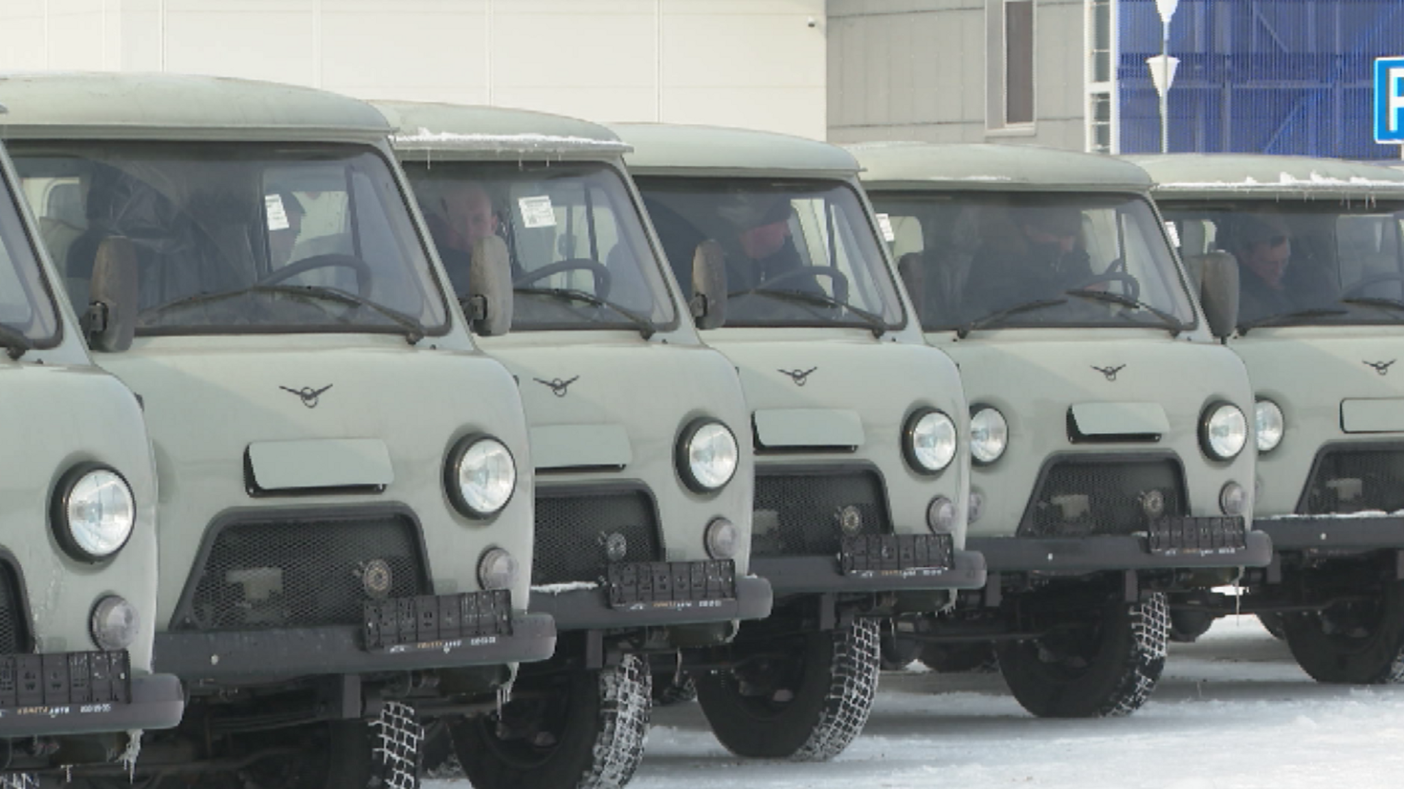 Медики из районов Красноярского края получили 32 новых автомобиля