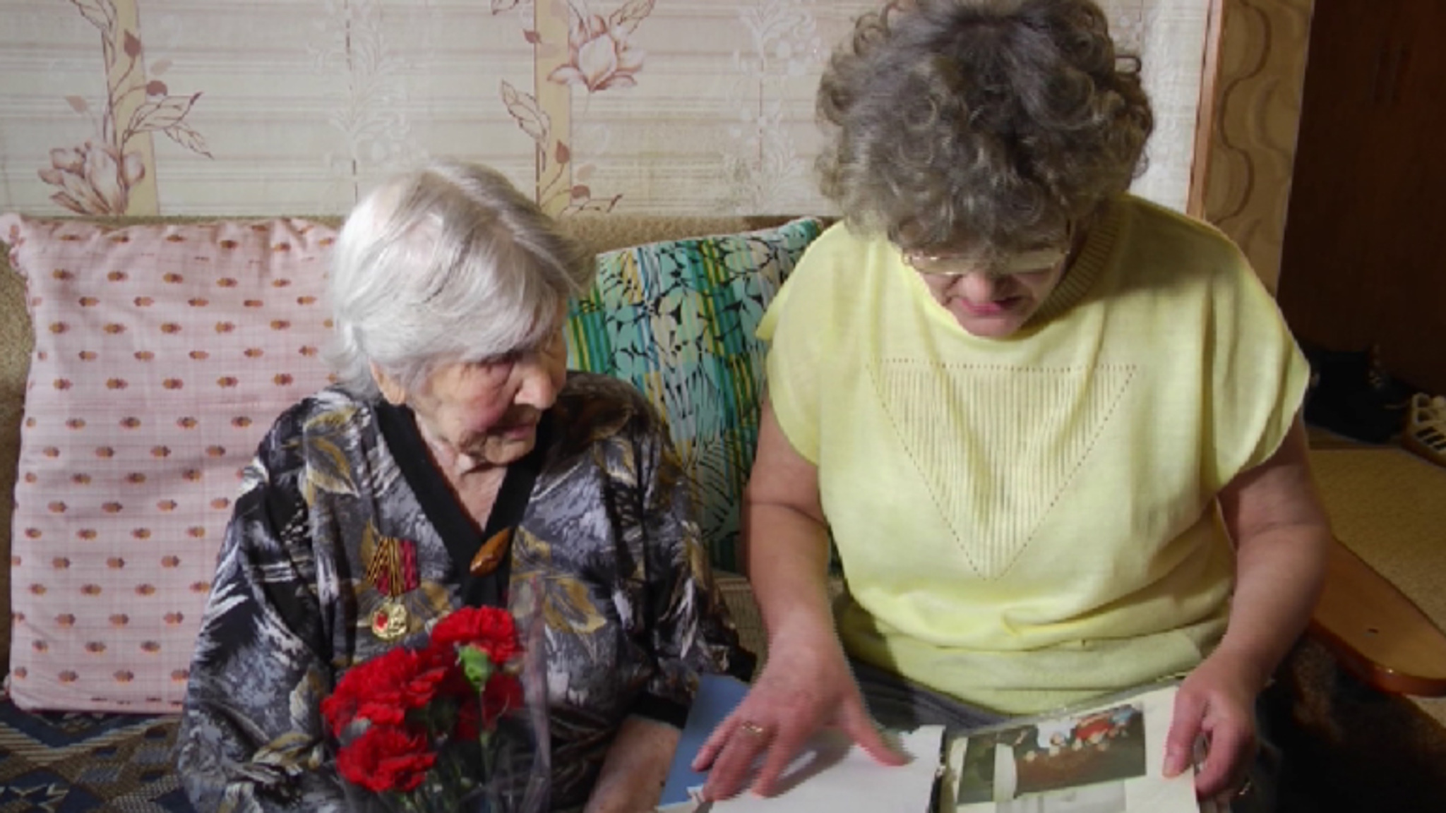 Ветеранам вручают памятные награды, посвященные 80-летию Великой Победы