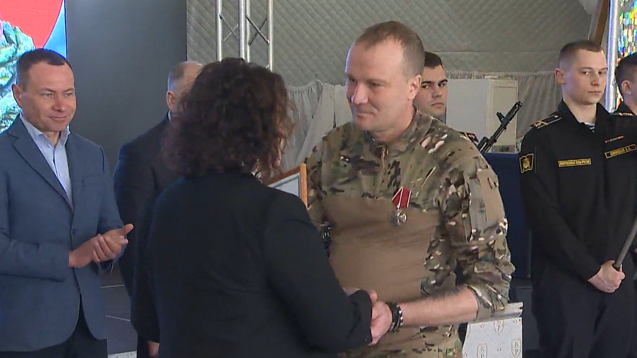 Виктория Николаева вручила благодарности и путевки в санаторий участникам СВО