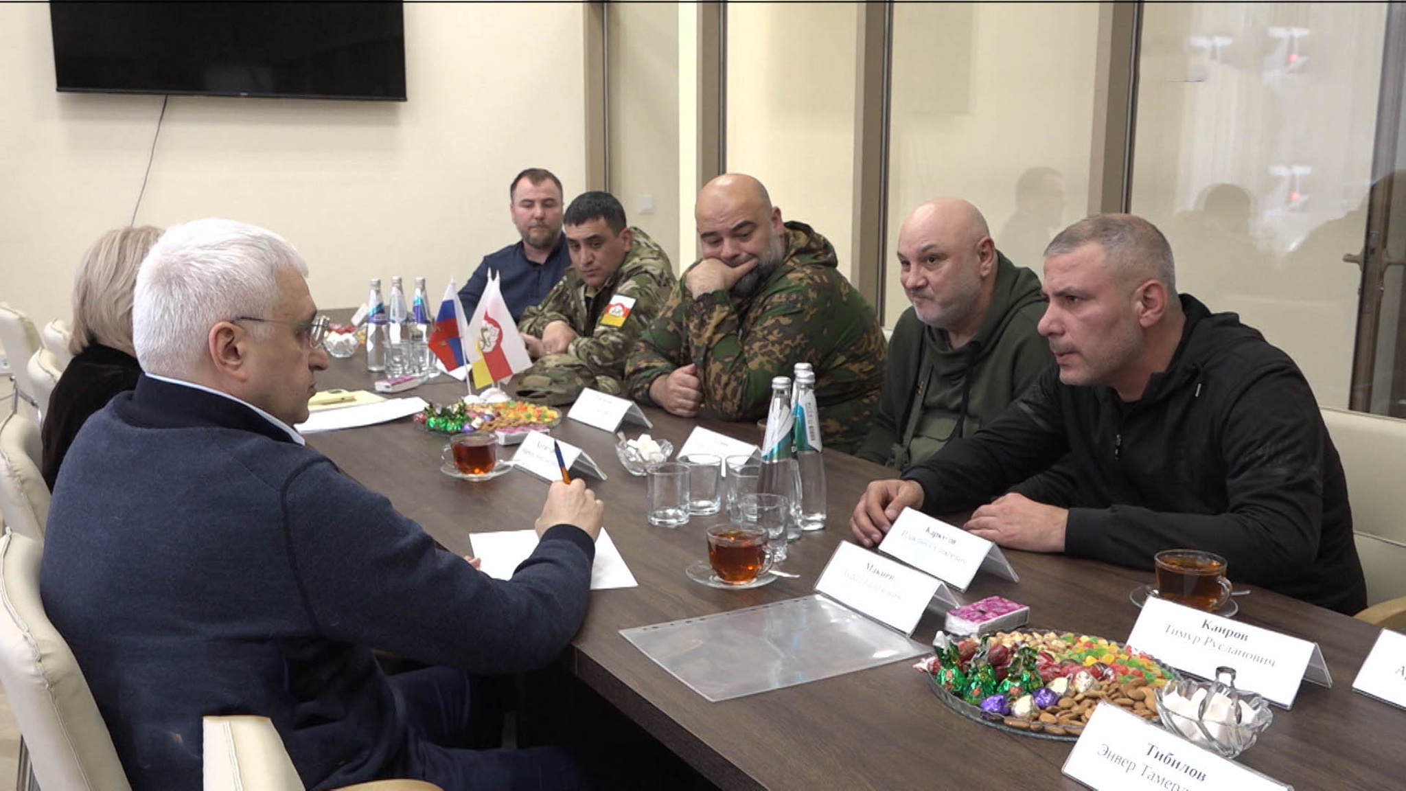Депутат Госдумы Зураб Макиев встретился с ветеранами СВО в филиале фонда "Защитники Отечества"