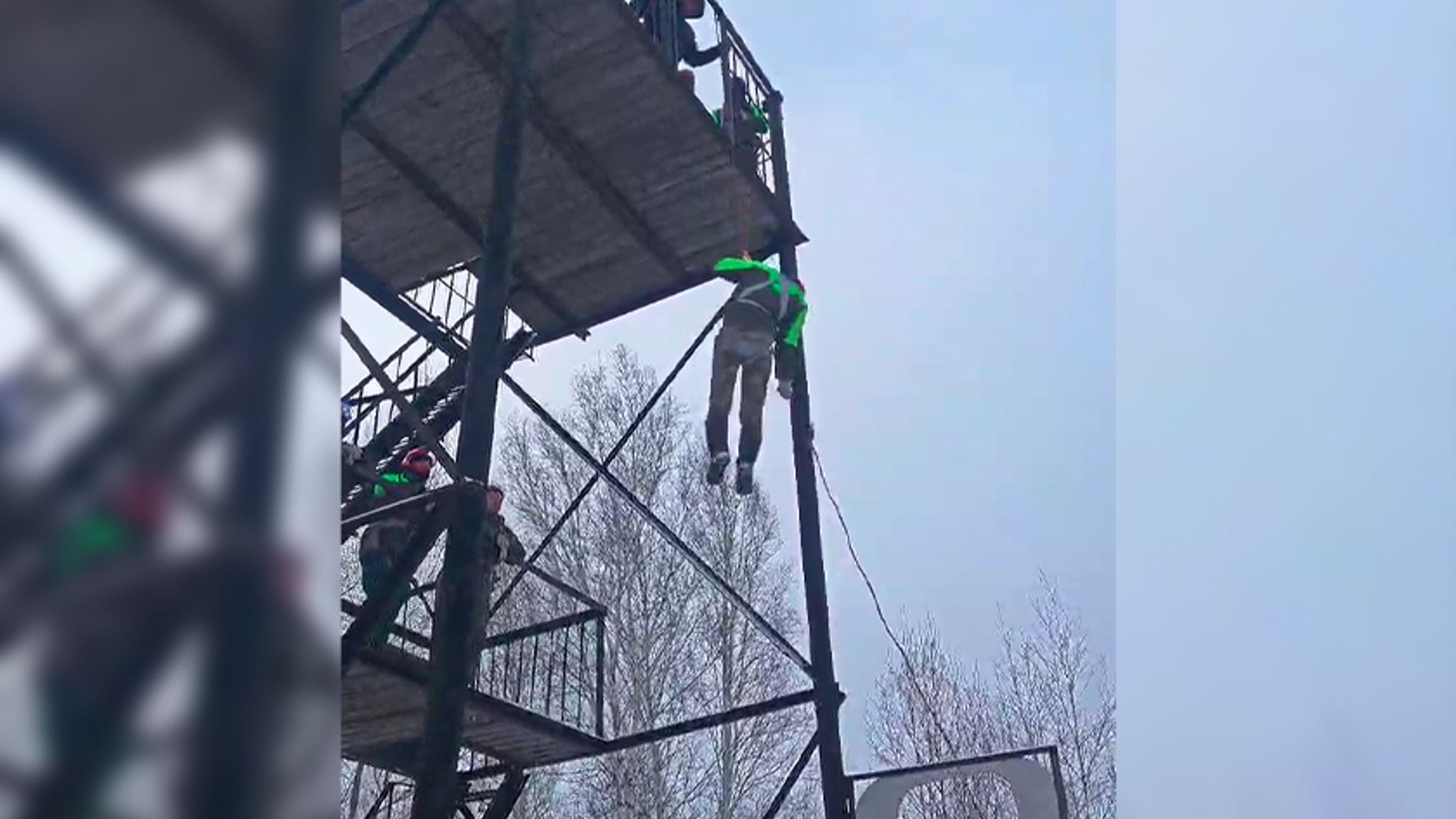 Спуск с десятиметровой вышки-тренажера отрабатывают авиапожарные