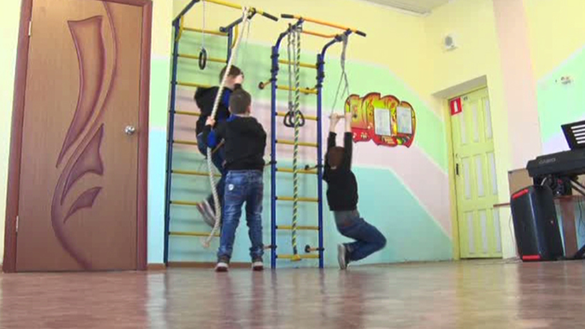 "Счастье каждому": активные двойняшки и ответственный старший брат мечтают обрести семью