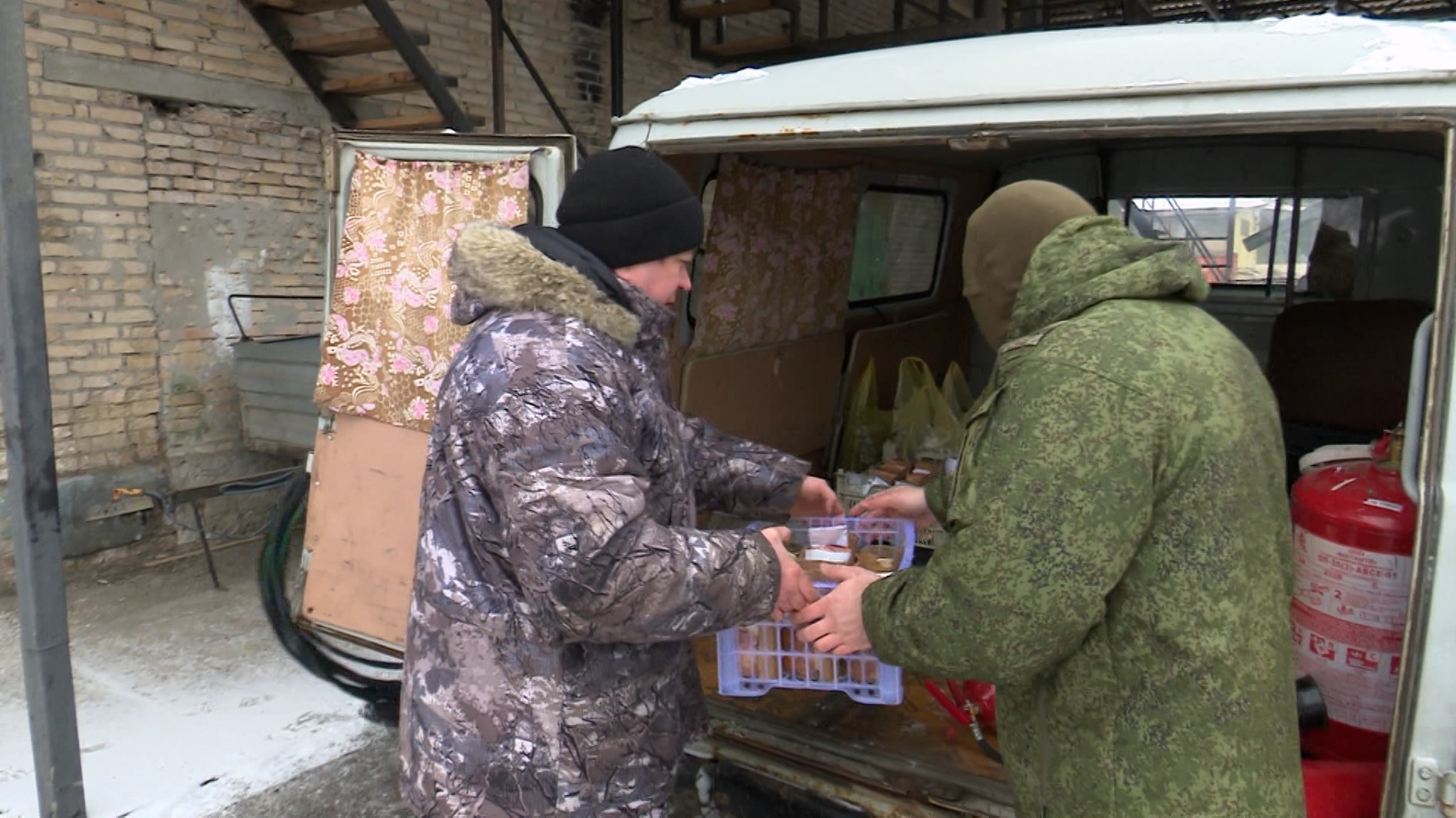 Буханку и тонны других грузов отправили на СВО волонтеры из Челябинской области