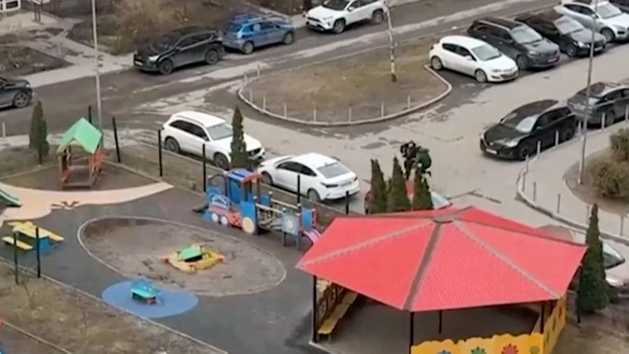 Бывший муж и ухажер устроили схватку со стрельбой возле детского сада