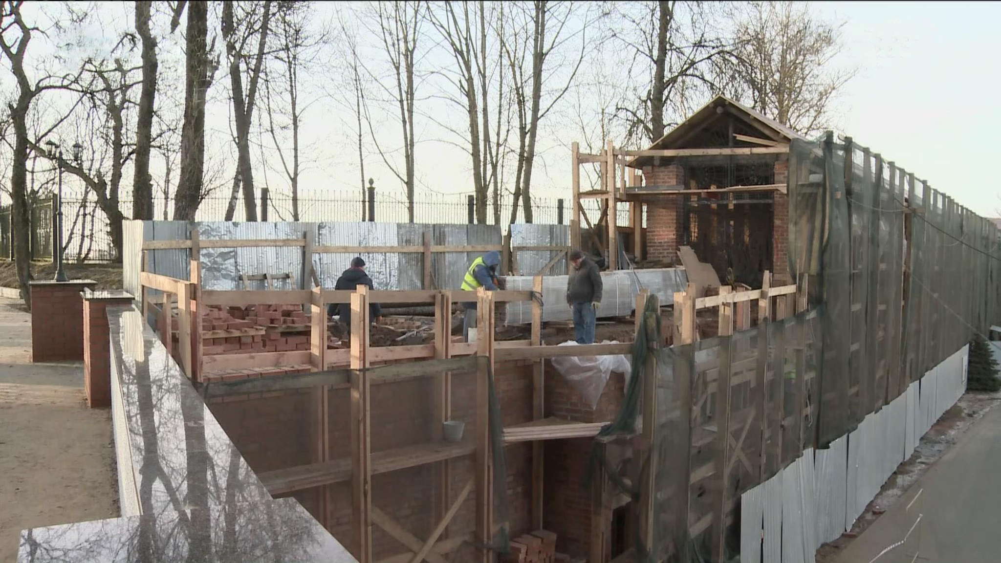 Продолжается реставрация Смоленской крепостной стены