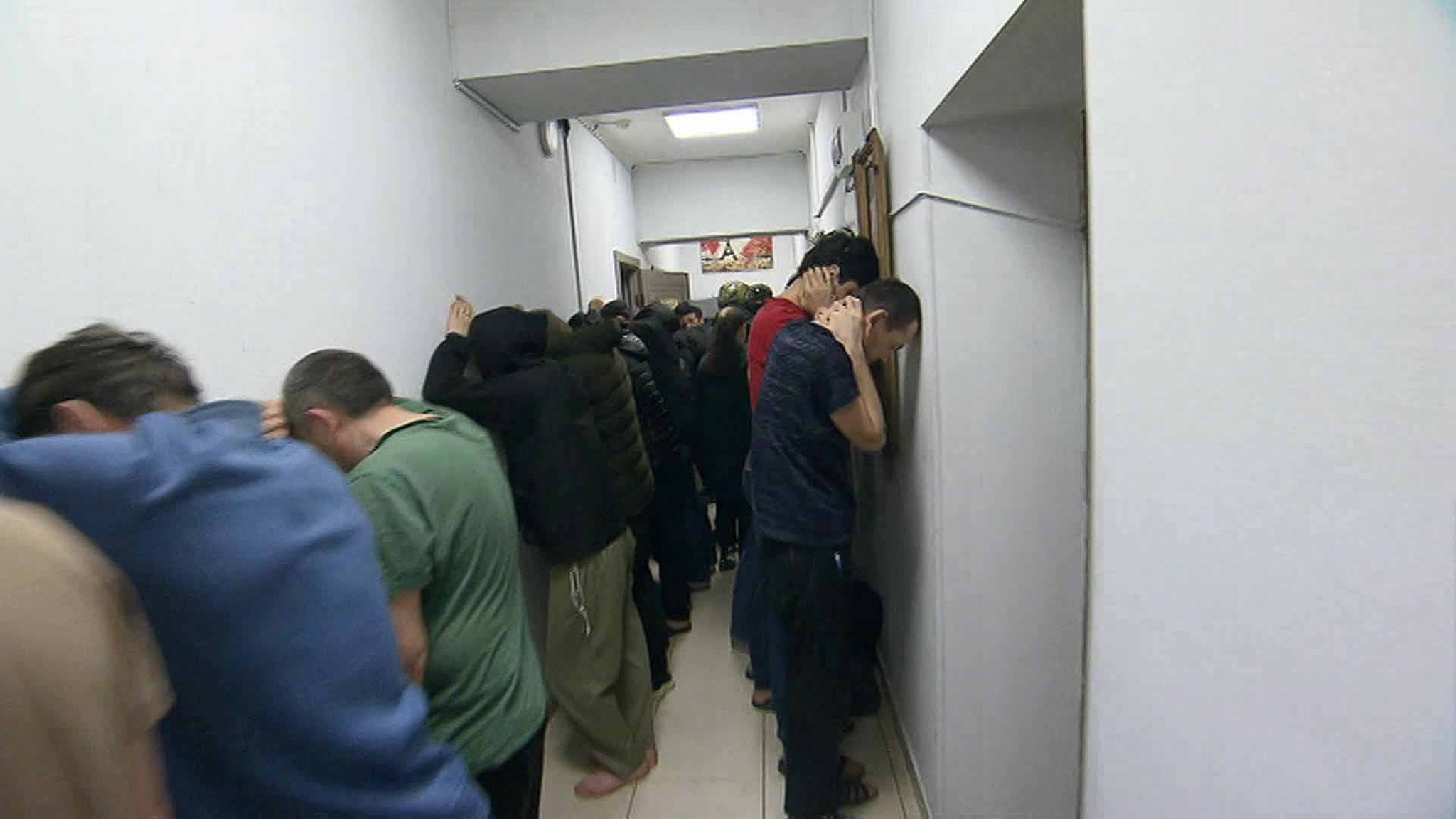 Десятки мигрантов получили повестки в военкомат