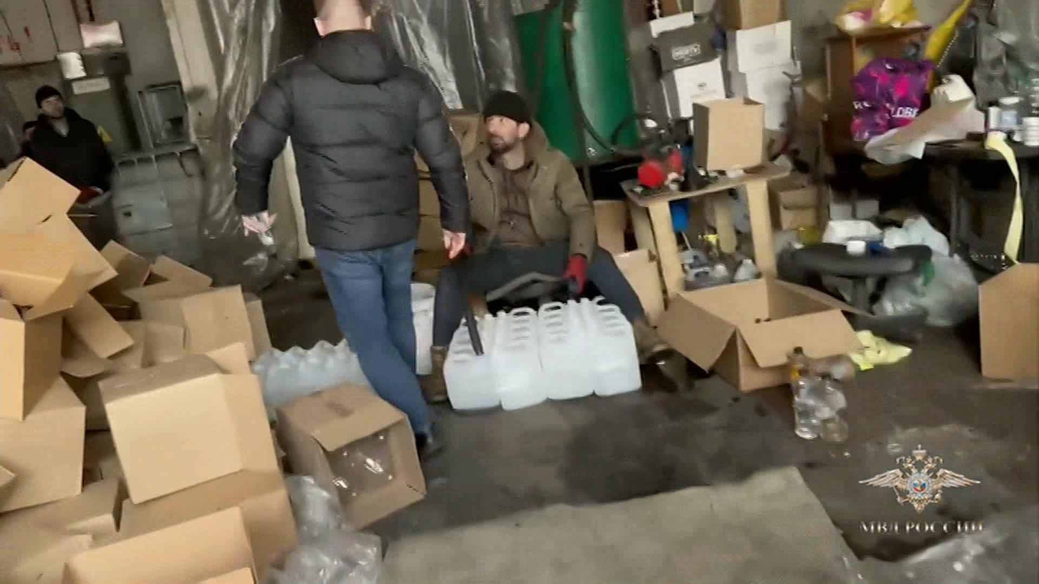 На подпольной фабрике нашли сотни канистр с поддельным алкоголем