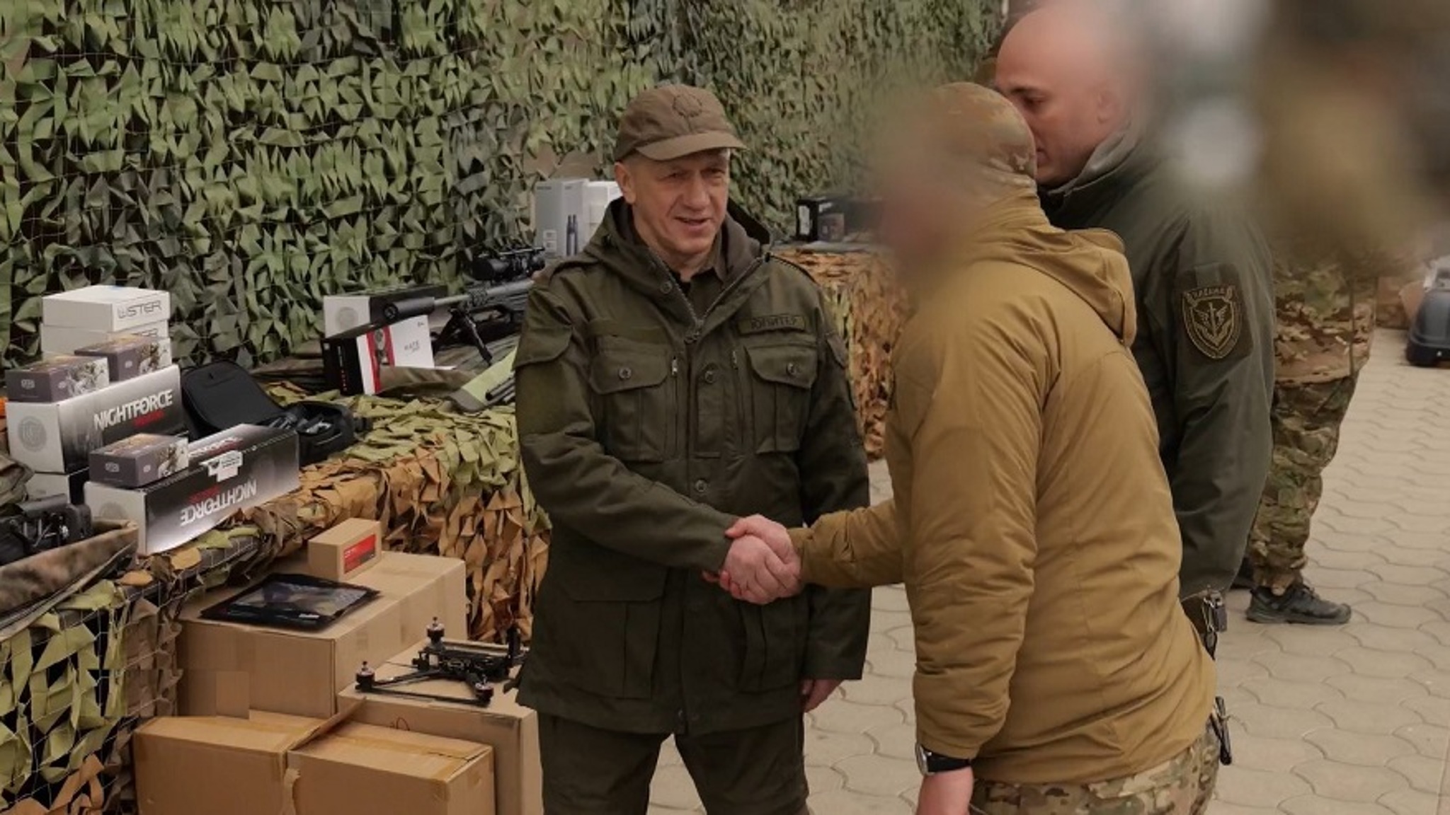 Юрий Трутнев передал бойцам в зону СВО из Приморья транспорт, вооружение и обмундирование