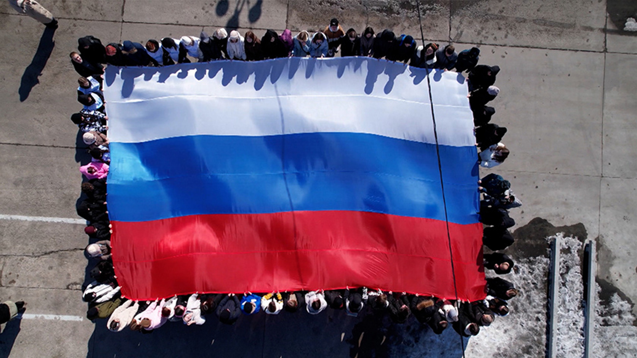 День воссоединения Крыма с Россией отметили в Благовещенске масштабным флэшмобом