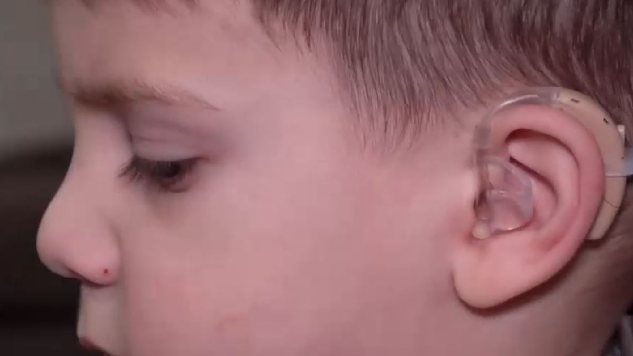 Трёхлетний мальчик хочет услышать голос мамы