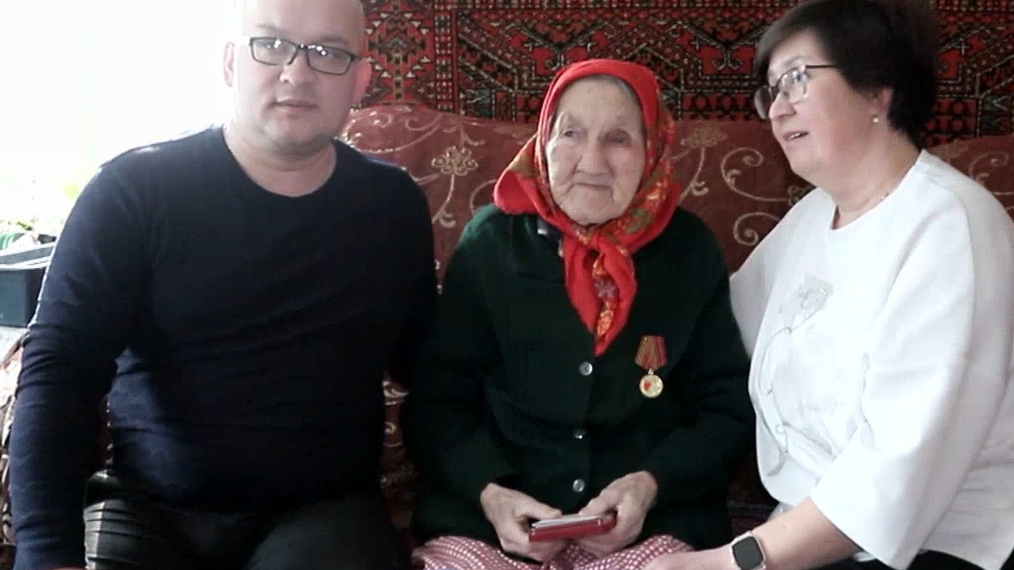 Труженице тыла Лидии Самсоновой из Звениговского района вручили медаль к 80-летию Победы
