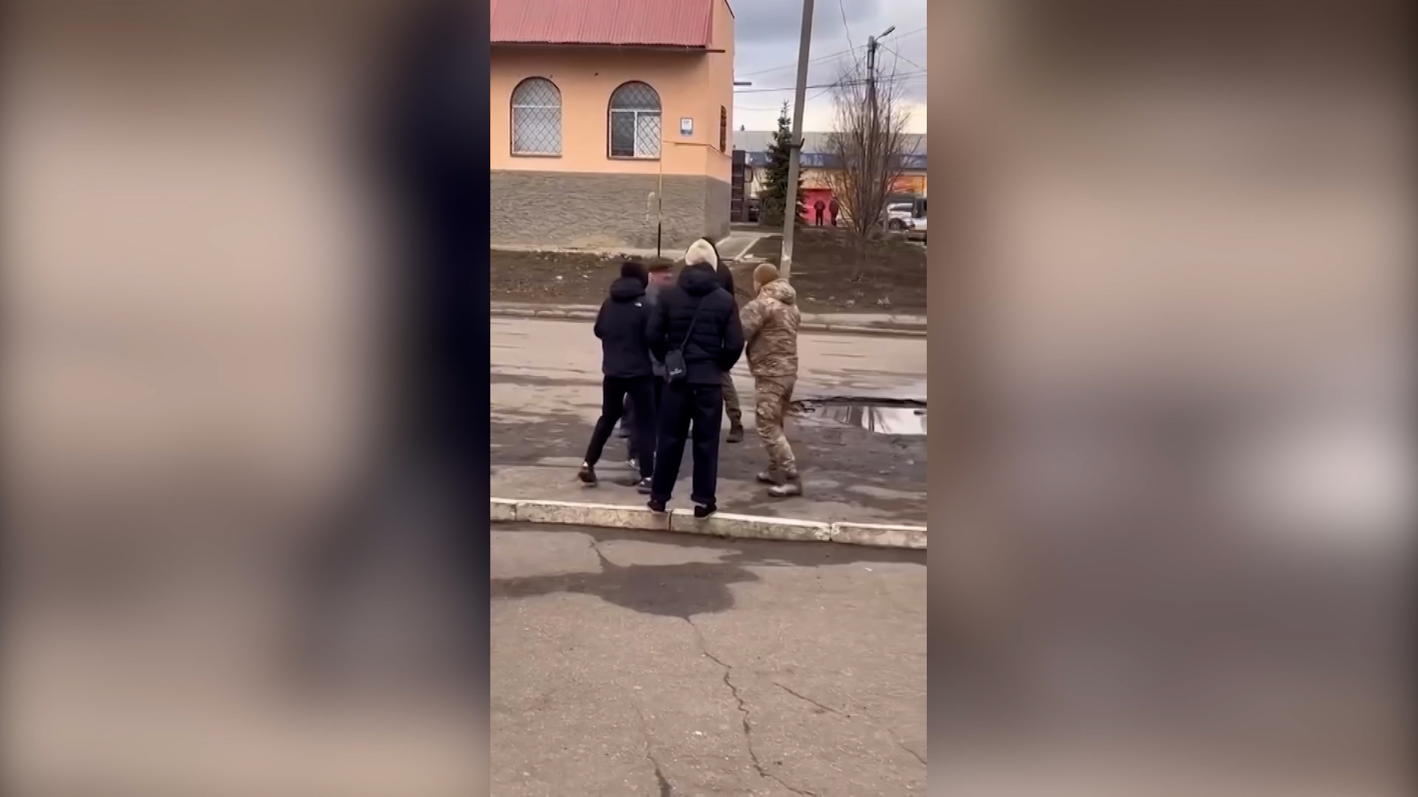 Украинцы бегут и прячутся от принудительной мобилизации
