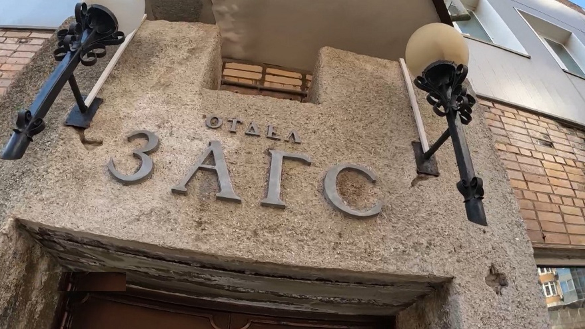 Грифоны исторического здания в центре Владивостока встретят гостей Дворца бракосочетаний