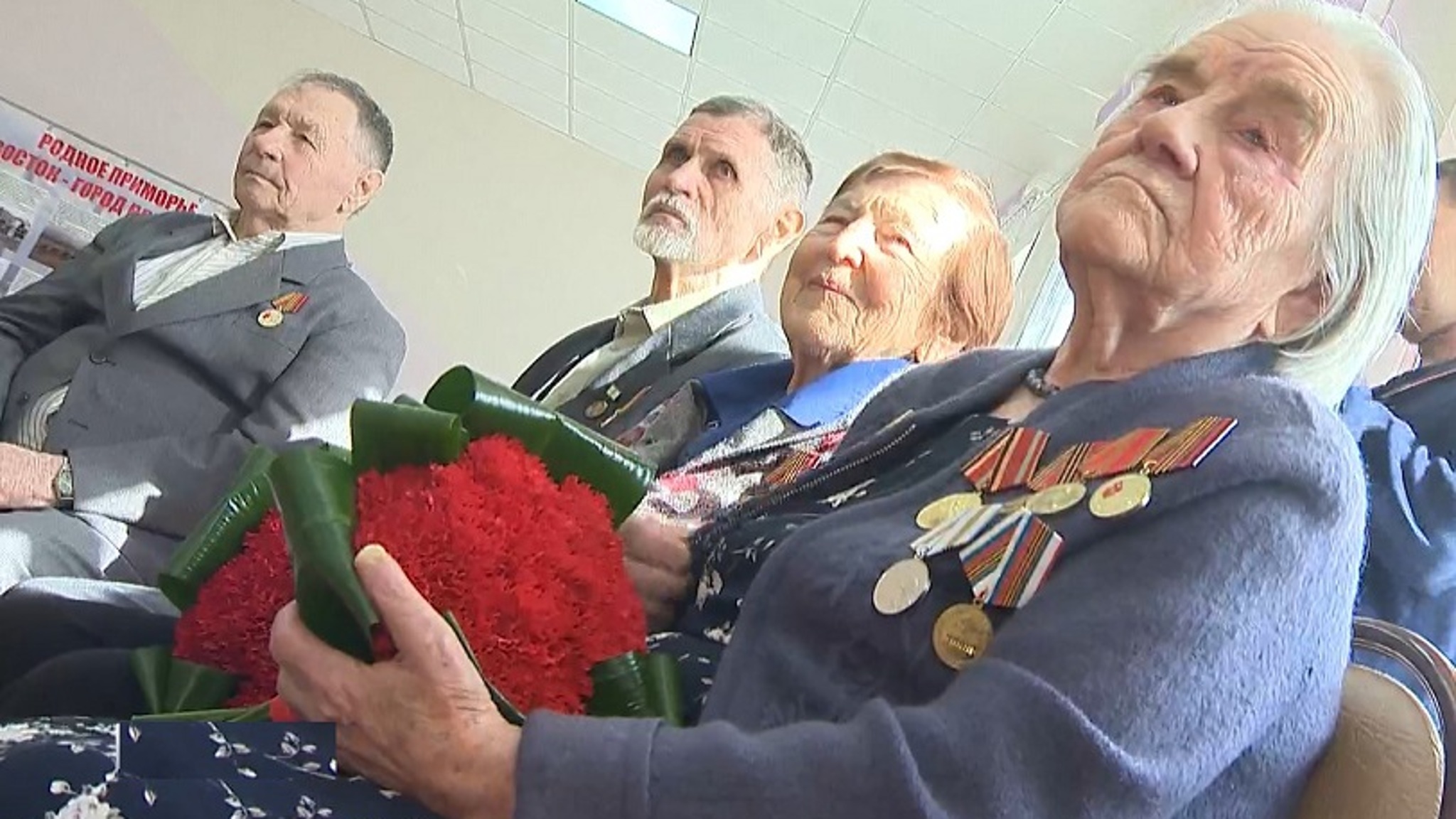 Юбилейные медали в честь 80-летия Победы вручают ветеранам в Приморье