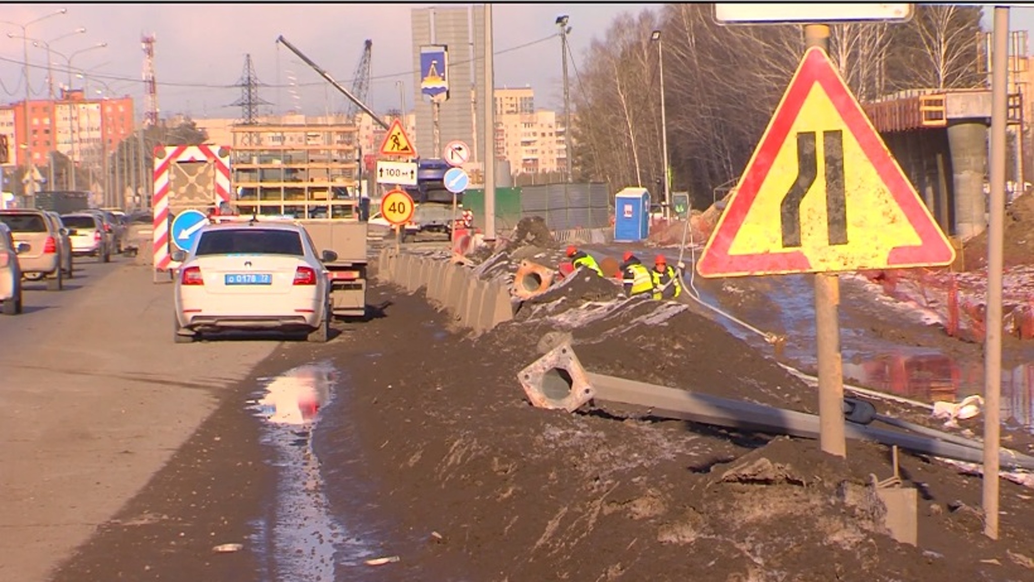 Упавшие столбы освещения нарушили движение транспорта в Тюмени