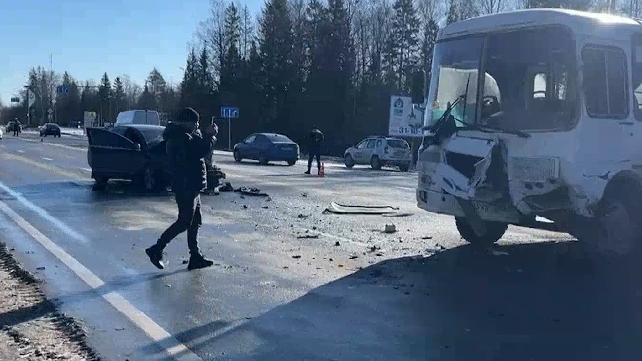 Девять человек пострадали при столкновении иномарки с пассажирским автобусом в Марий Эл