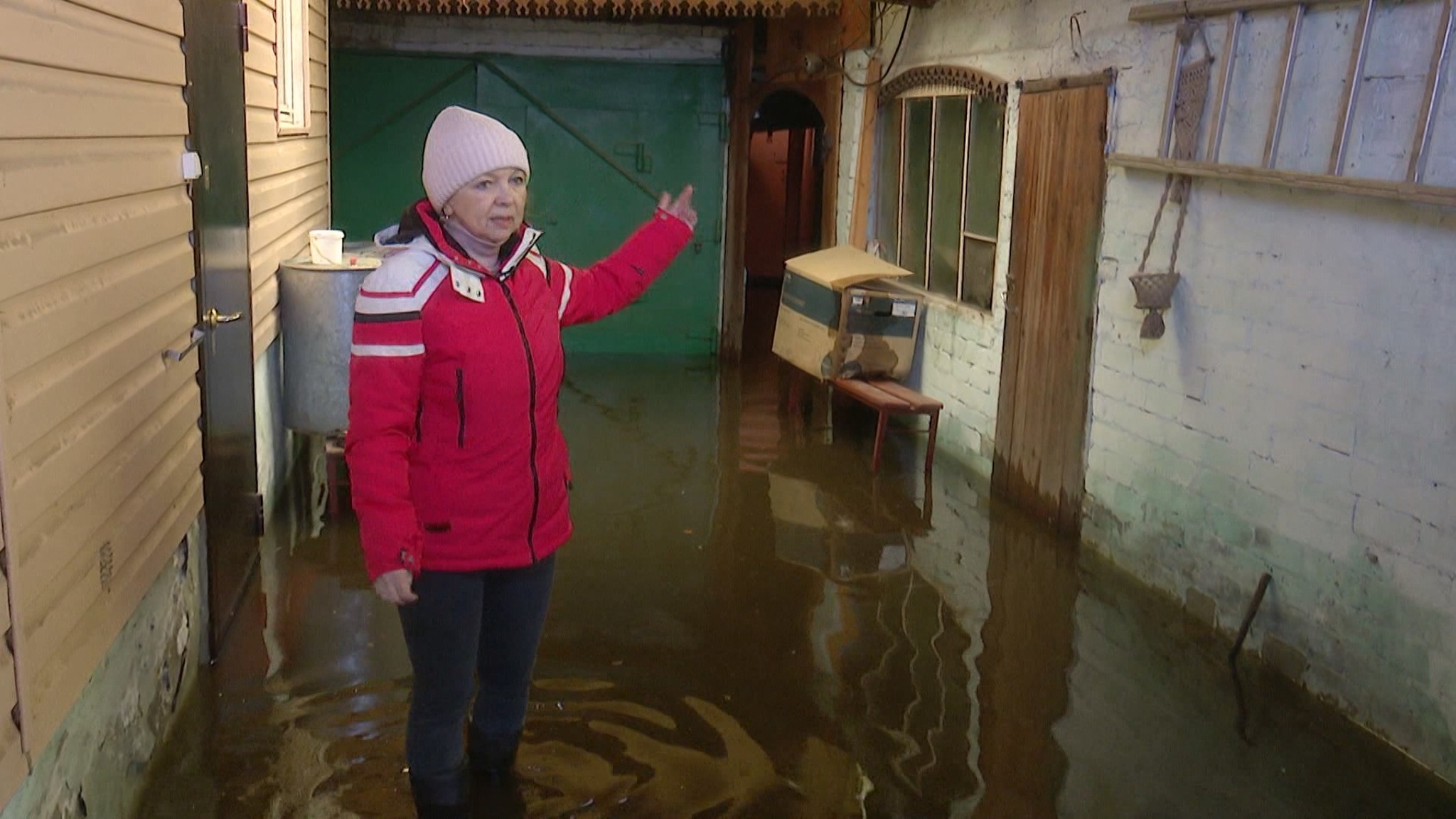 Талая вода начала топить частные дома в Чурилово