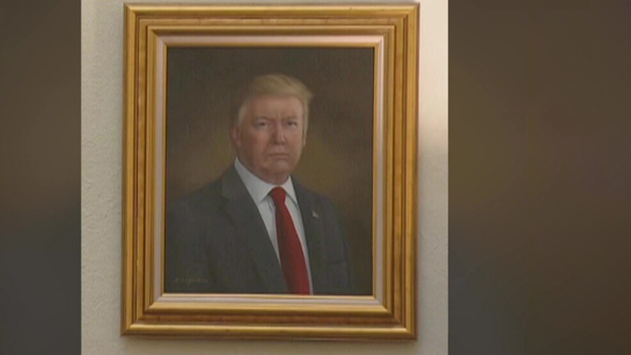 В США разгорелся скандал с портретом Трампа