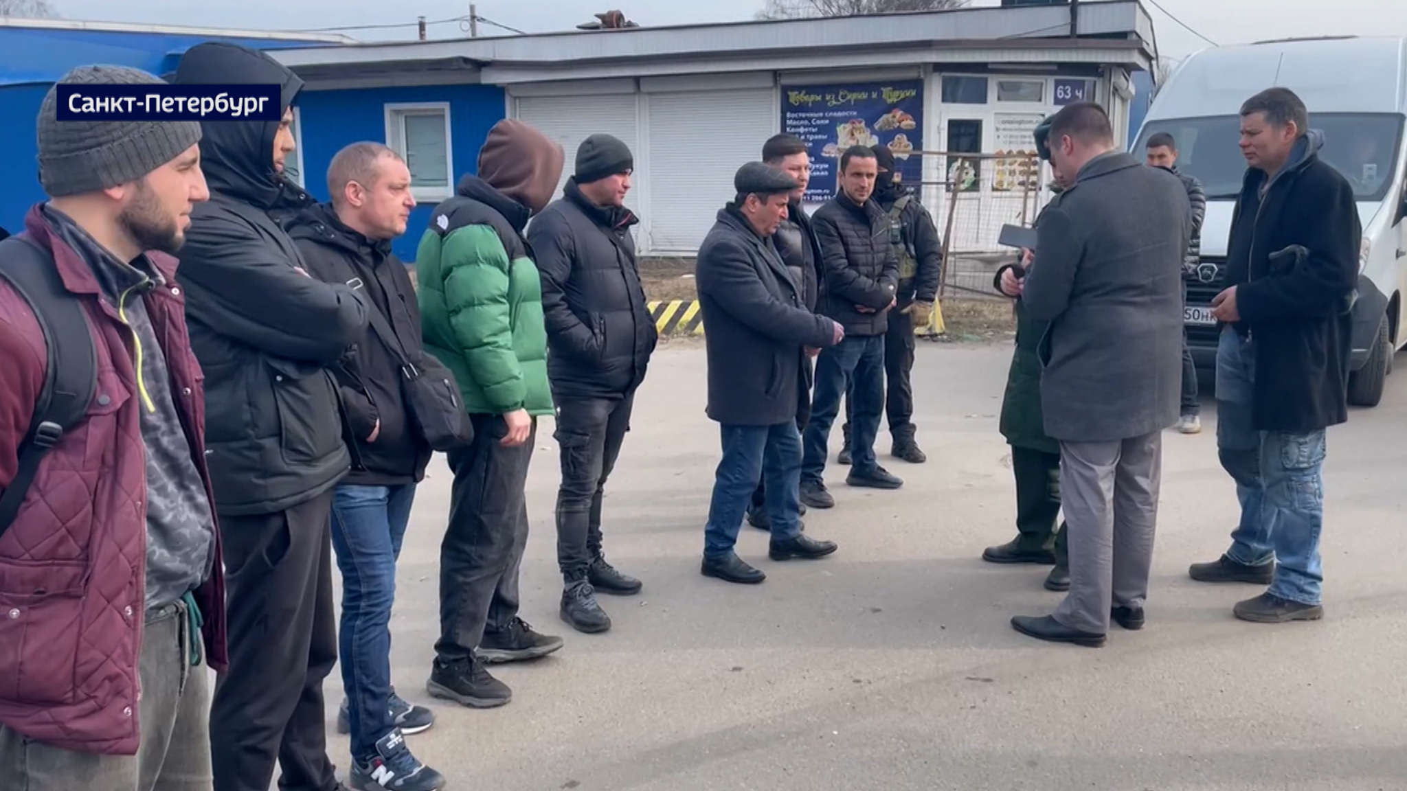 На продуктовой базе в Петербурге проверили соблюдение миграционного режима