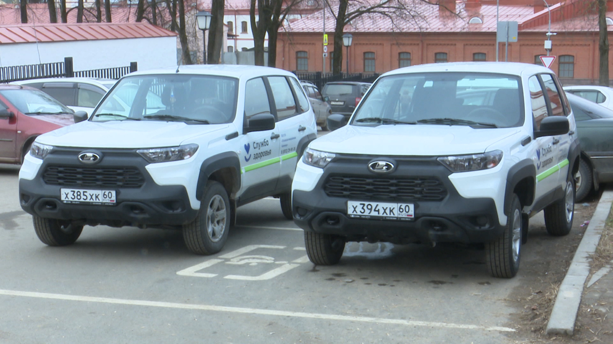 Автомобили отечественного производства поступили в медучреждения Псковской области