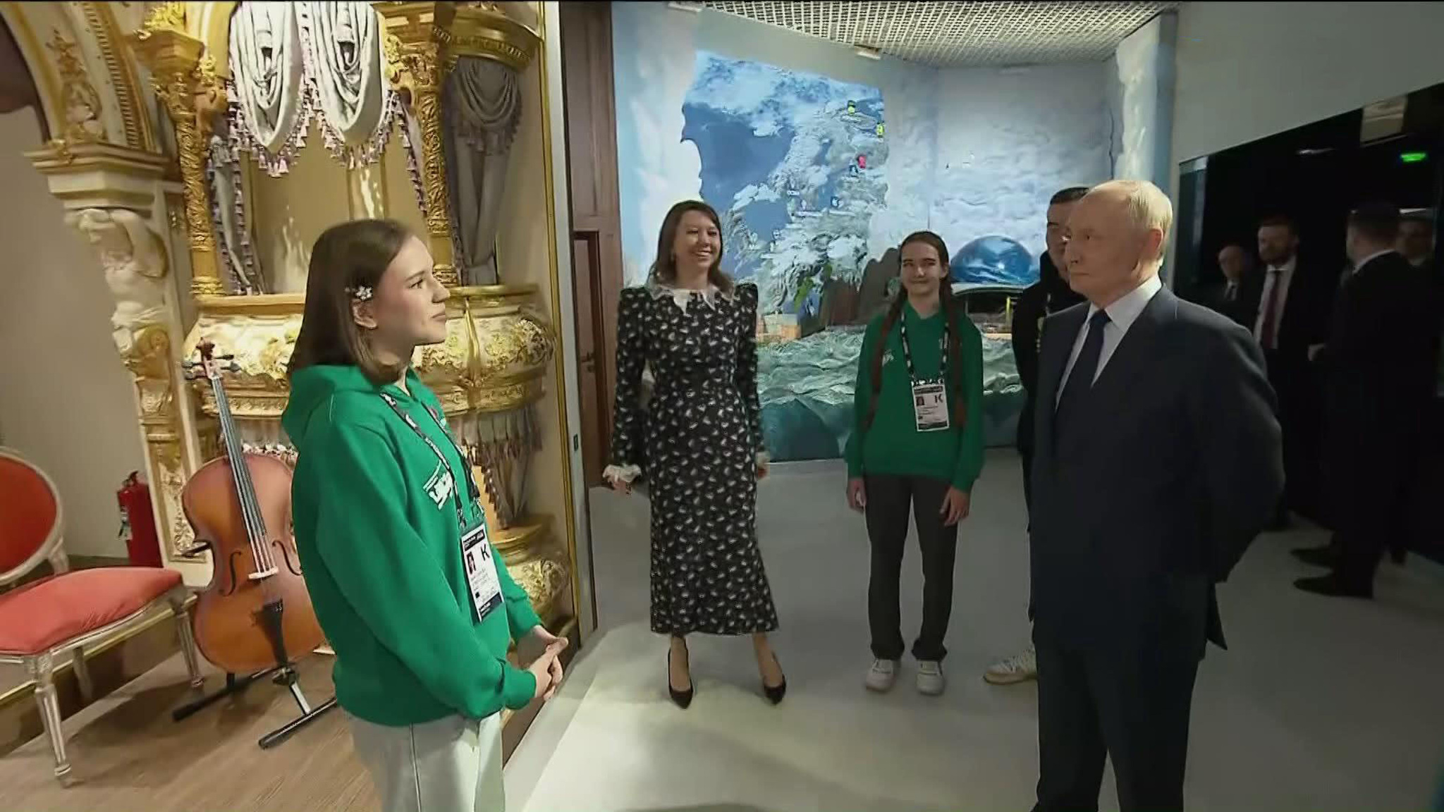 Путин посетил Национальный центр "Россия"