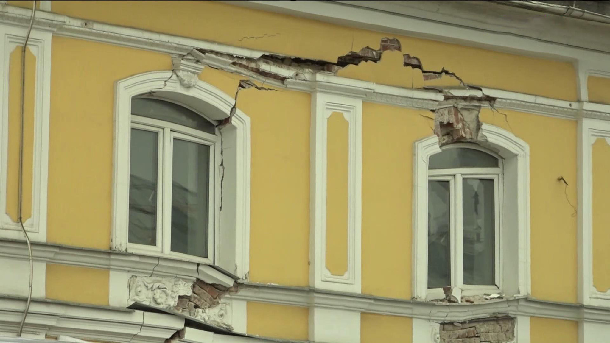 Прокуратура начала проверку после появления трещины на историческом здании в Ярославле