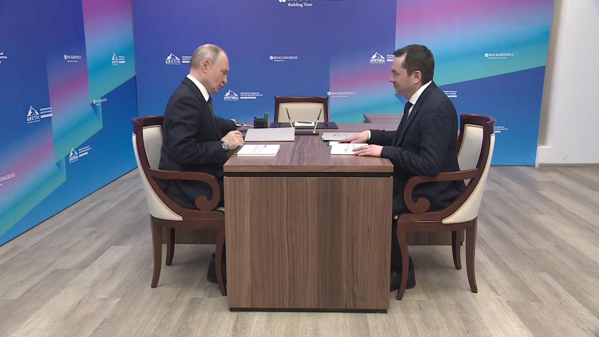 Путин выступил на Арктическом форуме и встретился с губернатором Чибисом