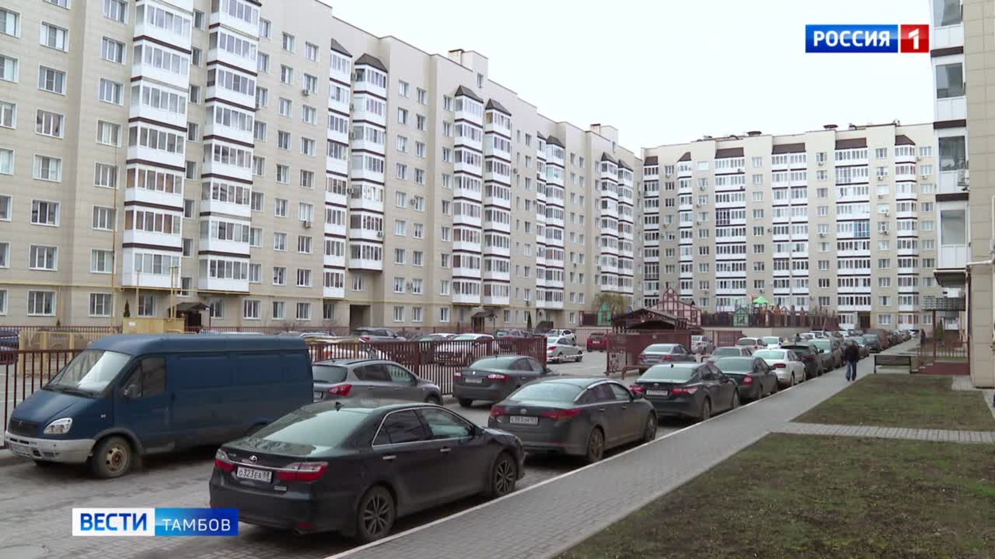 В областном центре специалисты проверяют фасады зданий