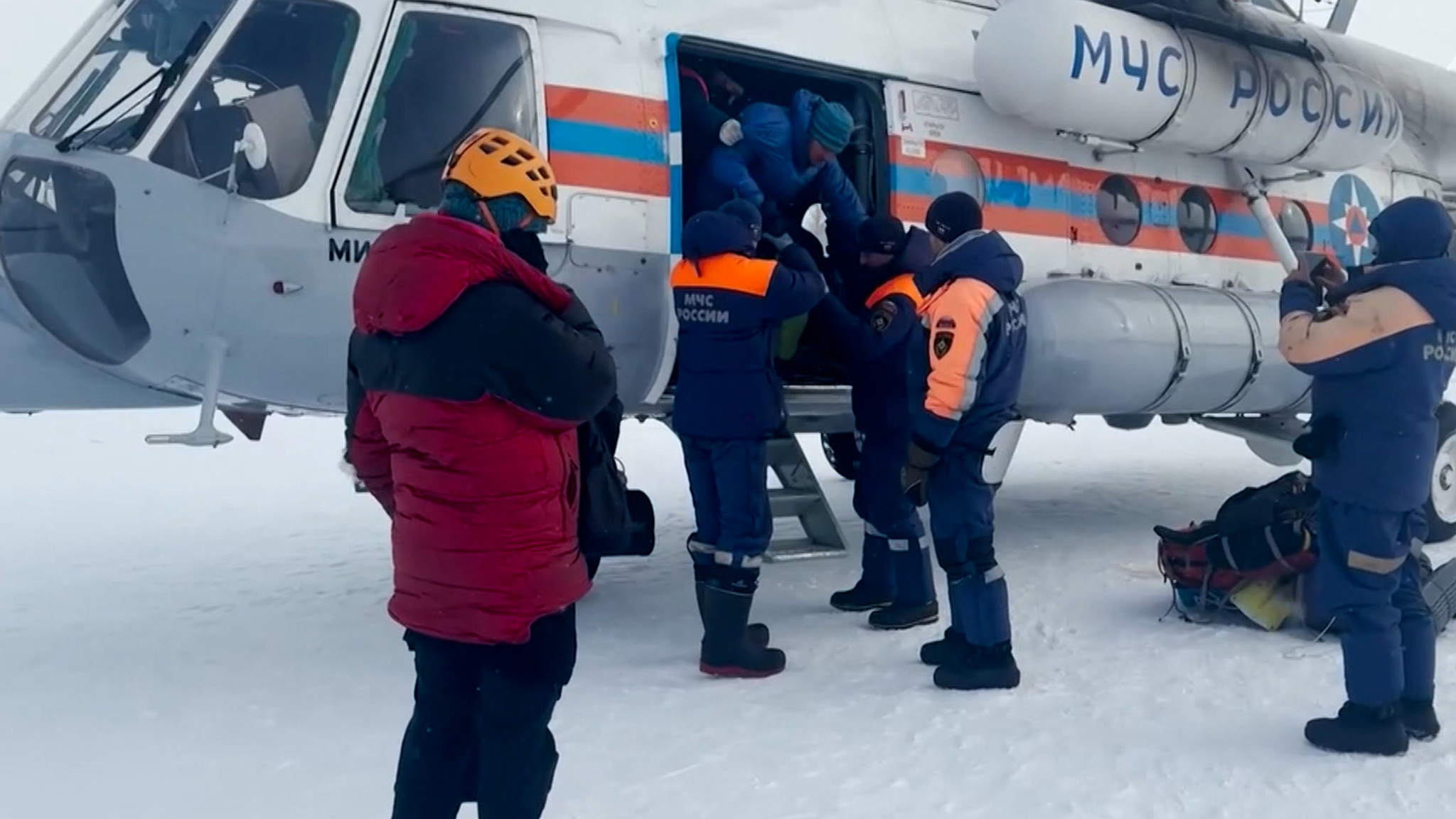 Следователи допрашивают туристов, выживших после схода лавины