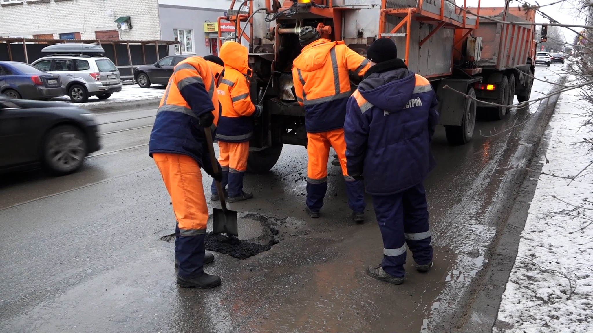 В Ульяновске возобновили борьбу с выбоинами и рытвинами