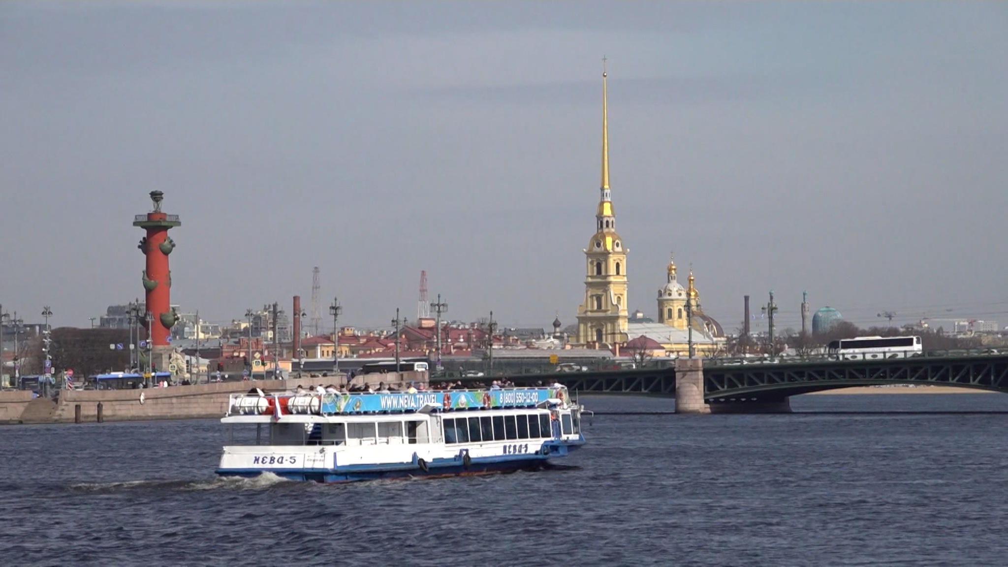 В Петербурге на две недели раньше обычного открыли навигацию