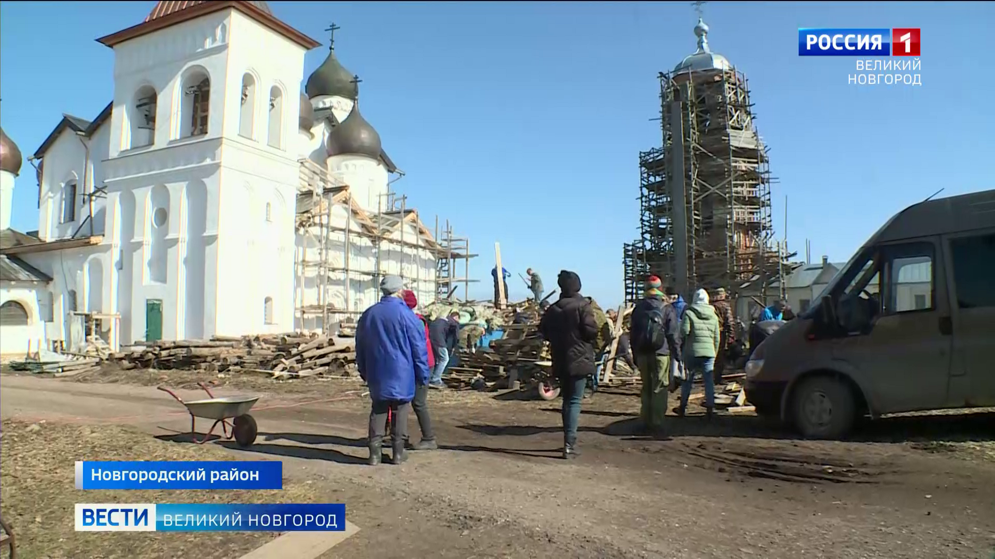 Новгородцы устроили уборку территории Михайло-Клопского монастыря