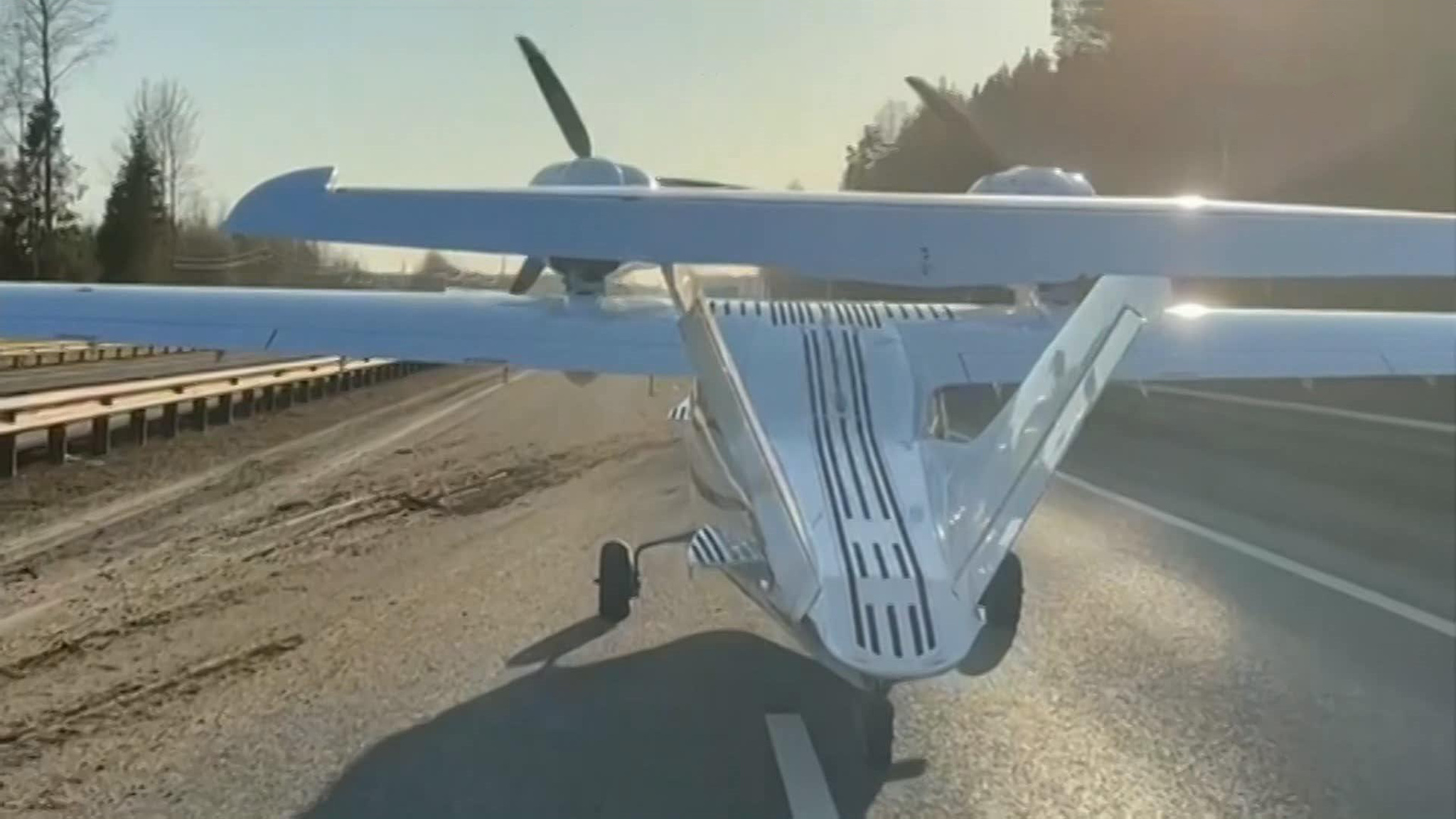 Севший на вологодскую трассу самолет отвезли на аэродром базирования