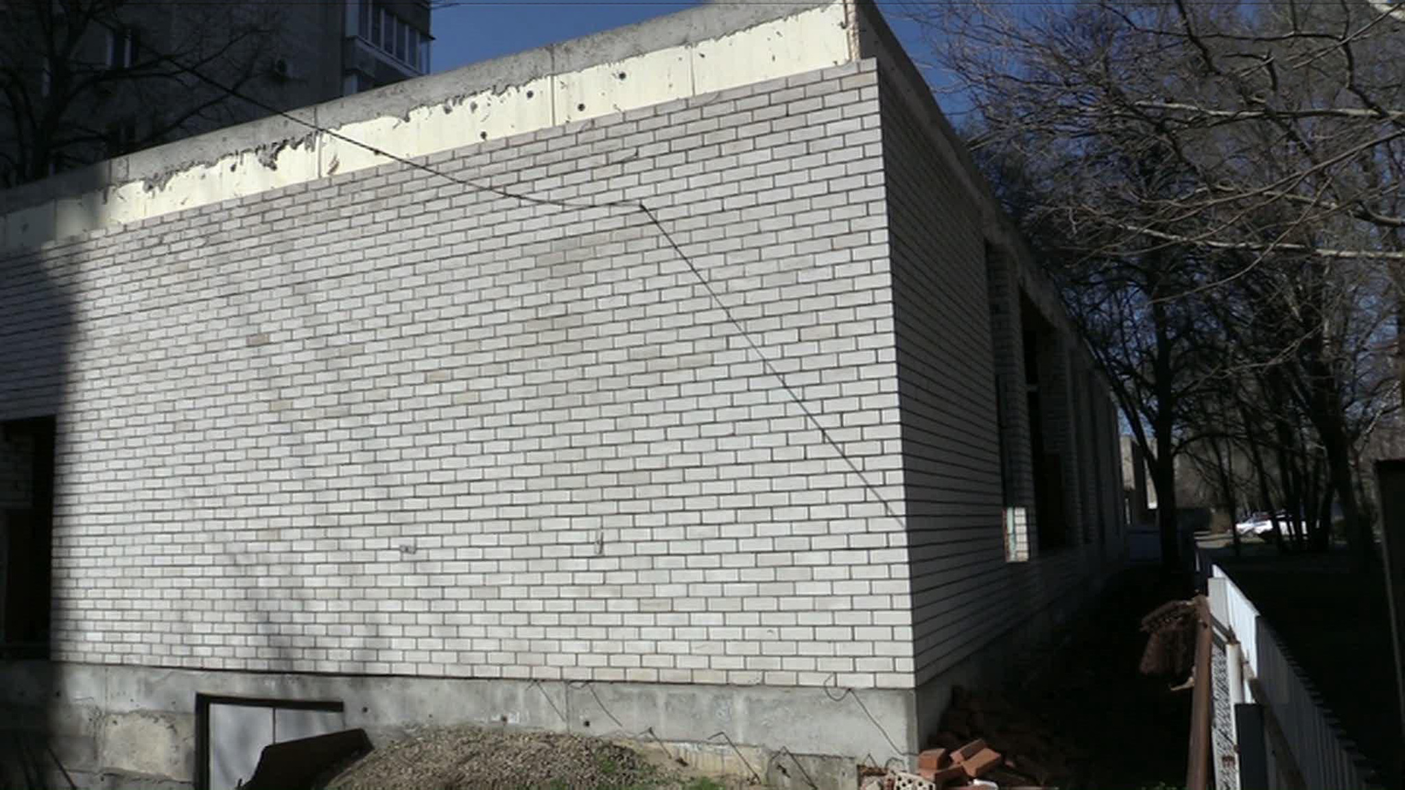 Власти и жители Краснодара не могут избавиться от незаконной постройки