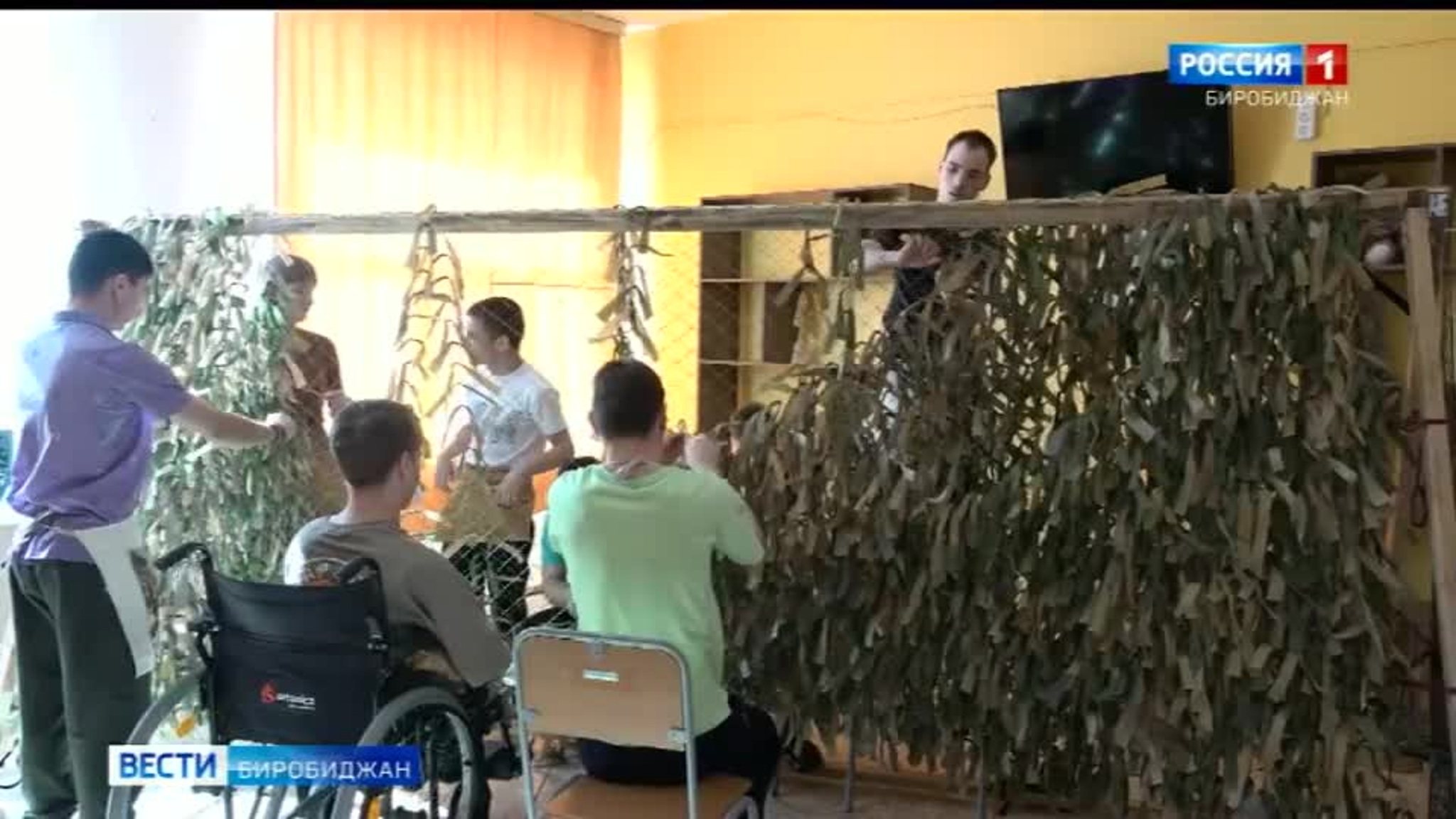 Воспитанники валдгеймского дома-интерната плетут сети для бойцов СВО