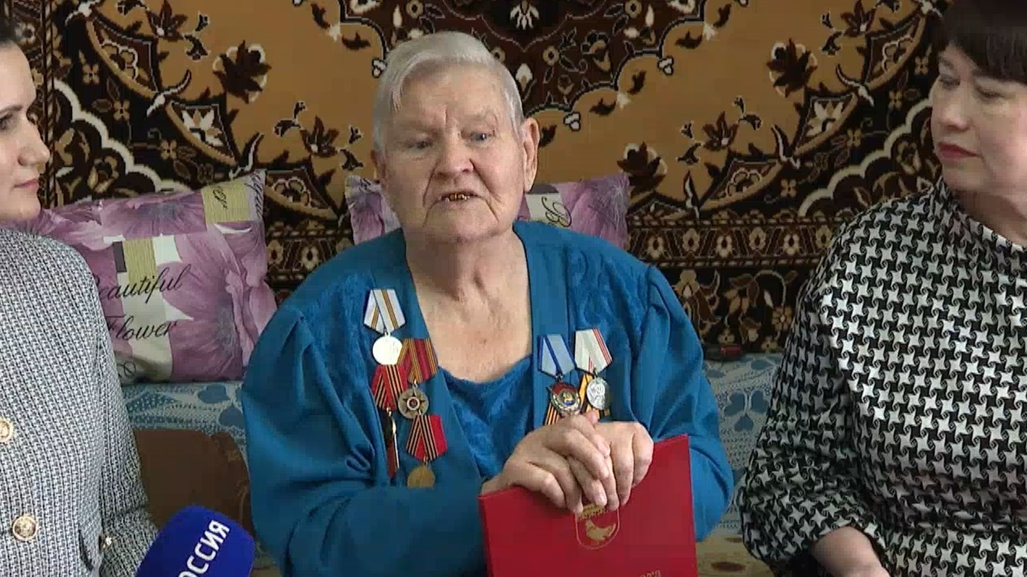 Труженице тыла Раисе Рупасовой из Мари-Турека вручили медаль к 80-летию Победы