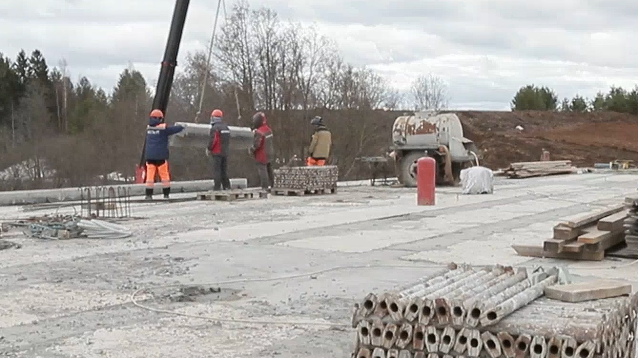 Новый мост и дорога строятся через реку Немду в Куженерском районе