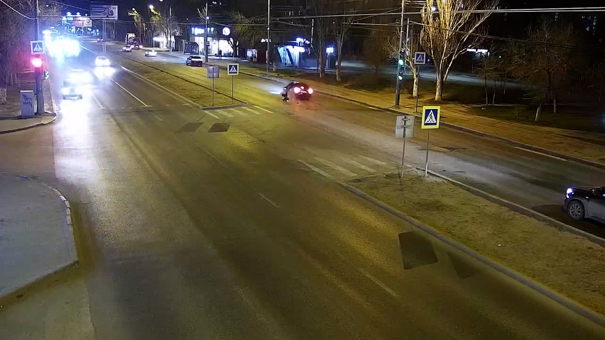 Момент наезда иномарки на пешехода в Кировском районе Волгограда сняли камеры