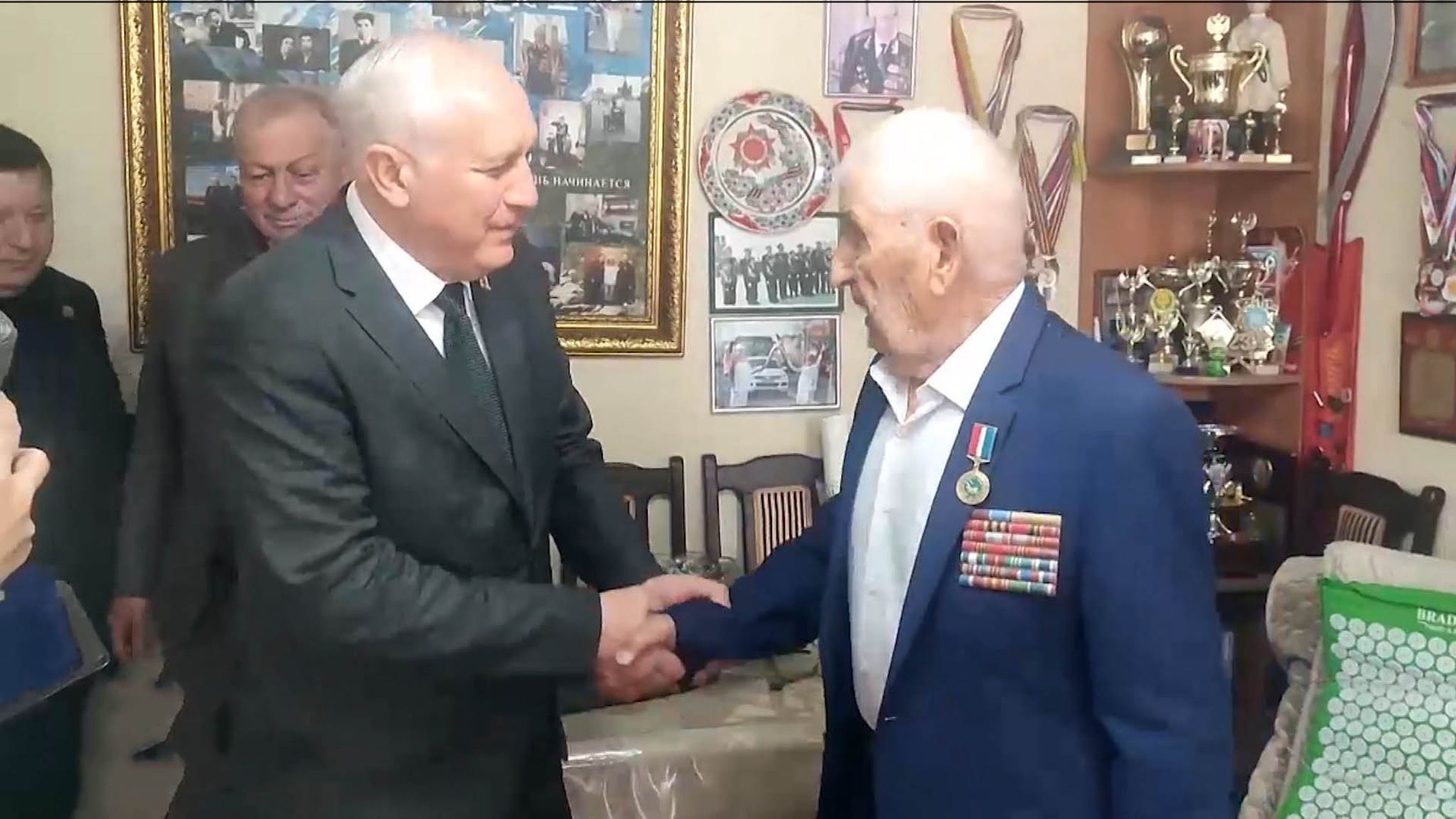 Ветерану Великой Отечественной войны Александру Пагаеву вручили знак "Почетный гражданин Приморского края" от губернатора края Олега Кожемяко