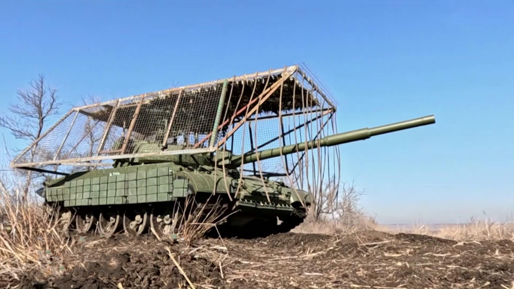 Танкисты "Южной" группировки поддерживают штурмовиков ВС РФ у Часова Яра