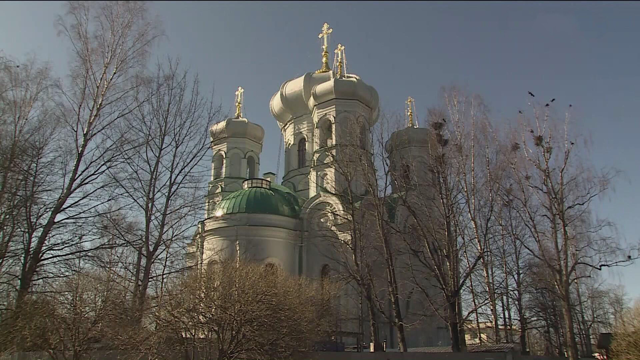 В Павловском соборе в Гатчине реставраторы расчищают росписи в алтарной апсиде