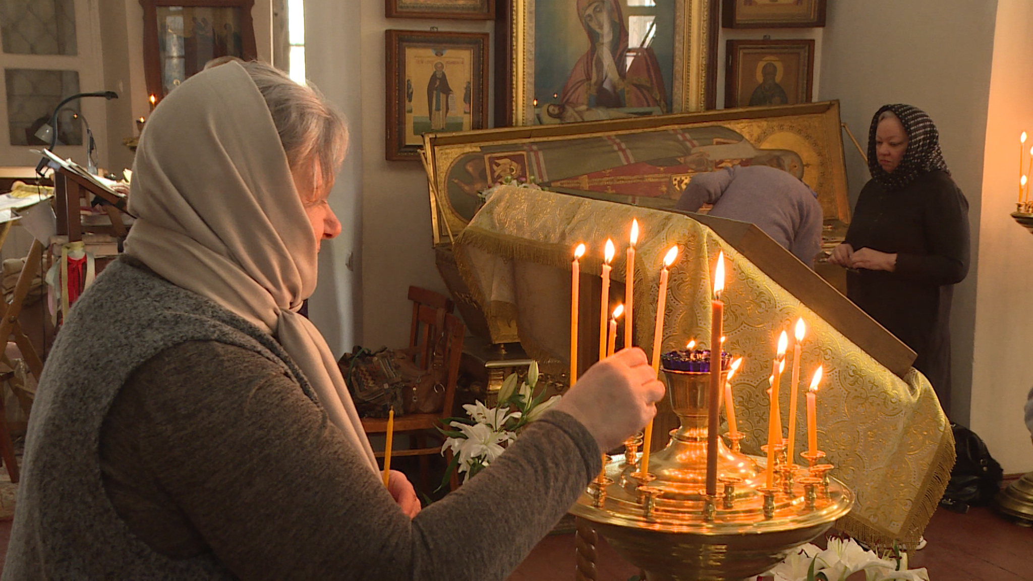 Торжественное богослужение в честь столетия со дня кончины патриарха Тихона провели в церкви Успения с Полонища