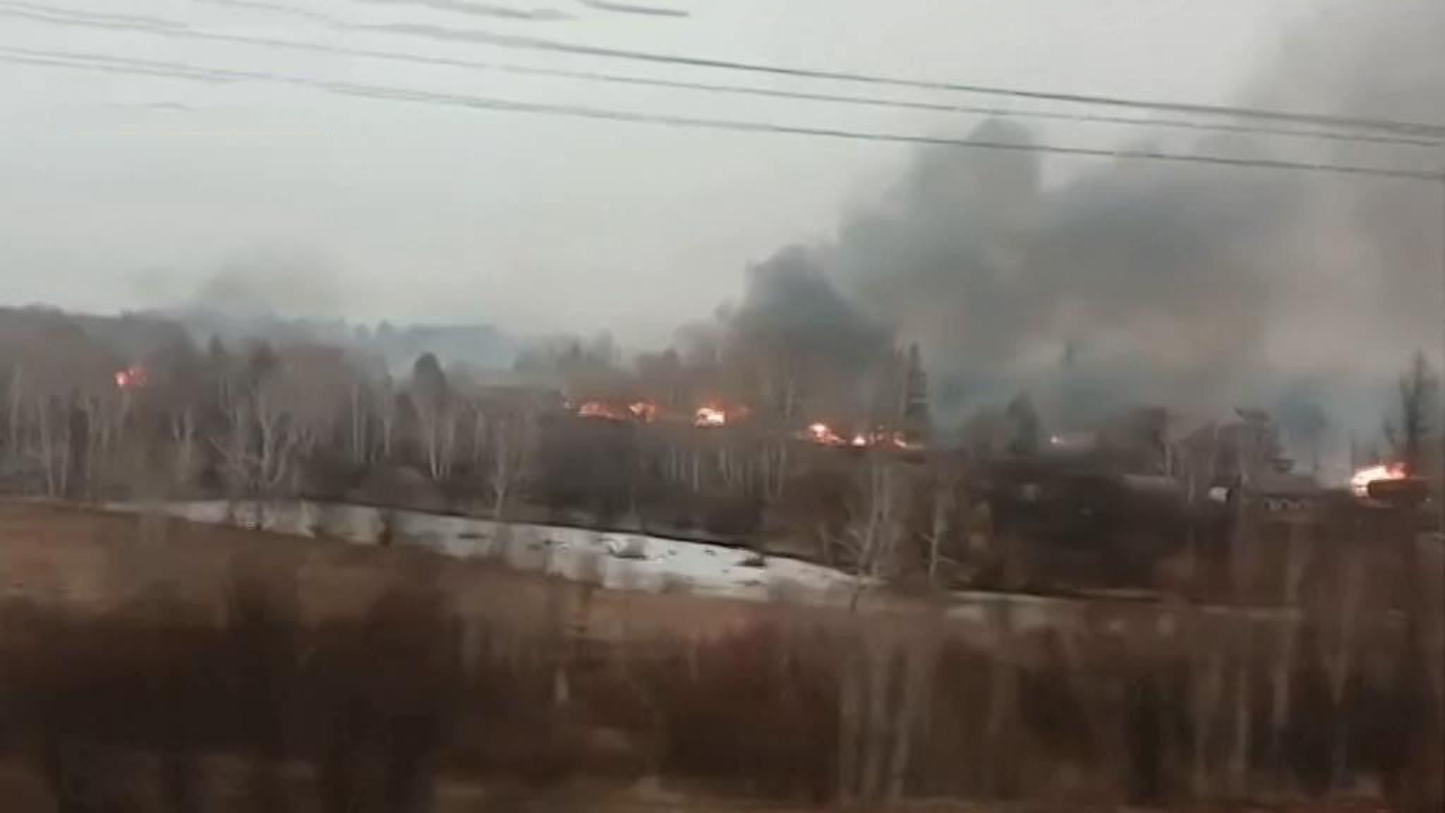 Масштабные лесные пожары не удается потушить из-за сильного ветра