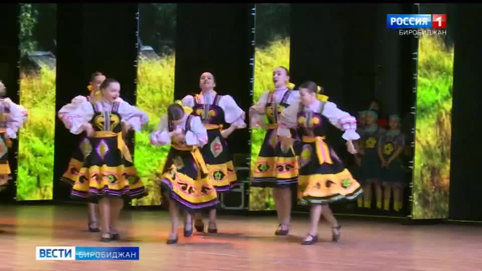 Танцоры образцового ансамбля "Улей" представили новую программу