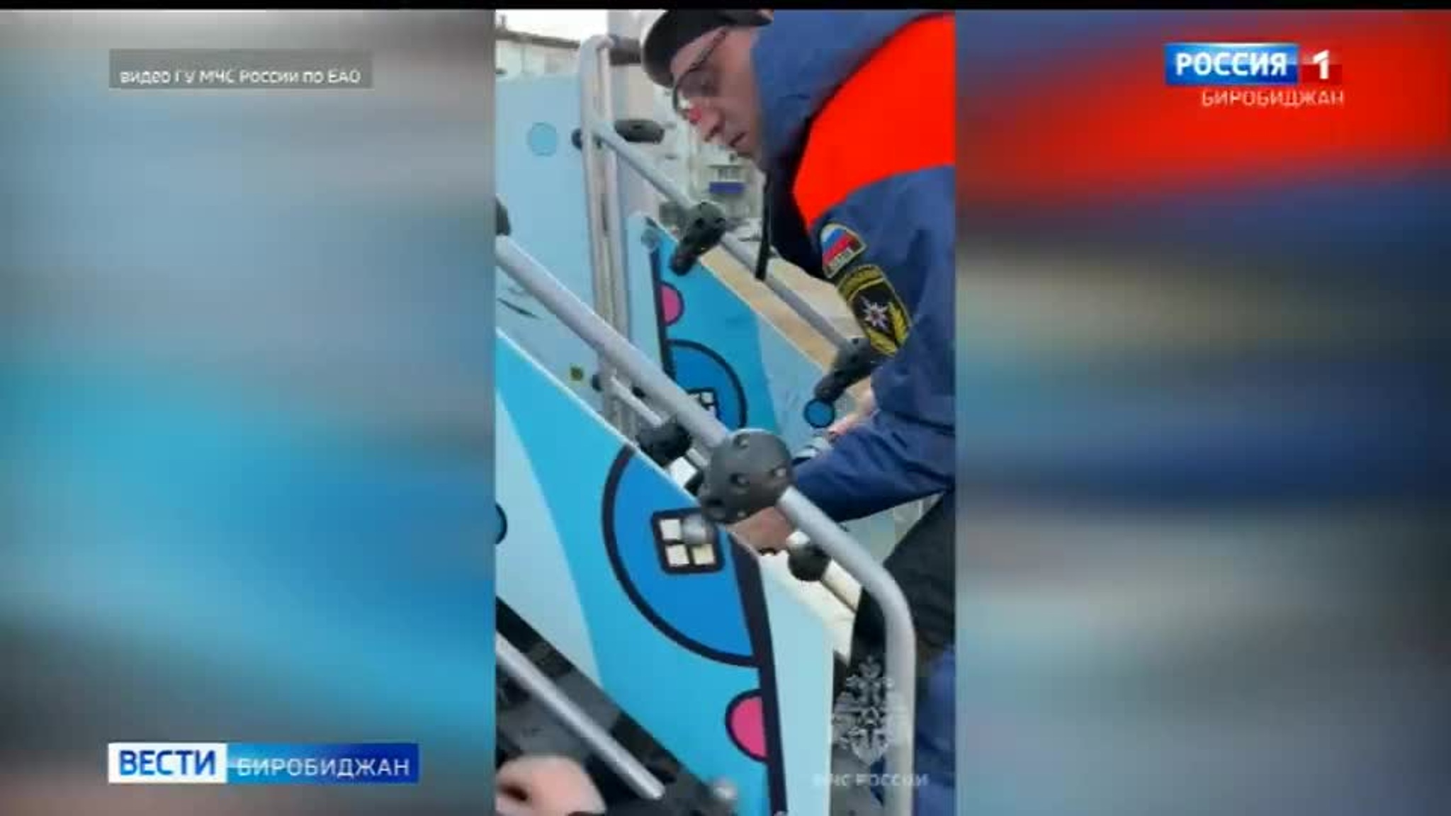 В Биробиджане ребёнок застрял на железной горке