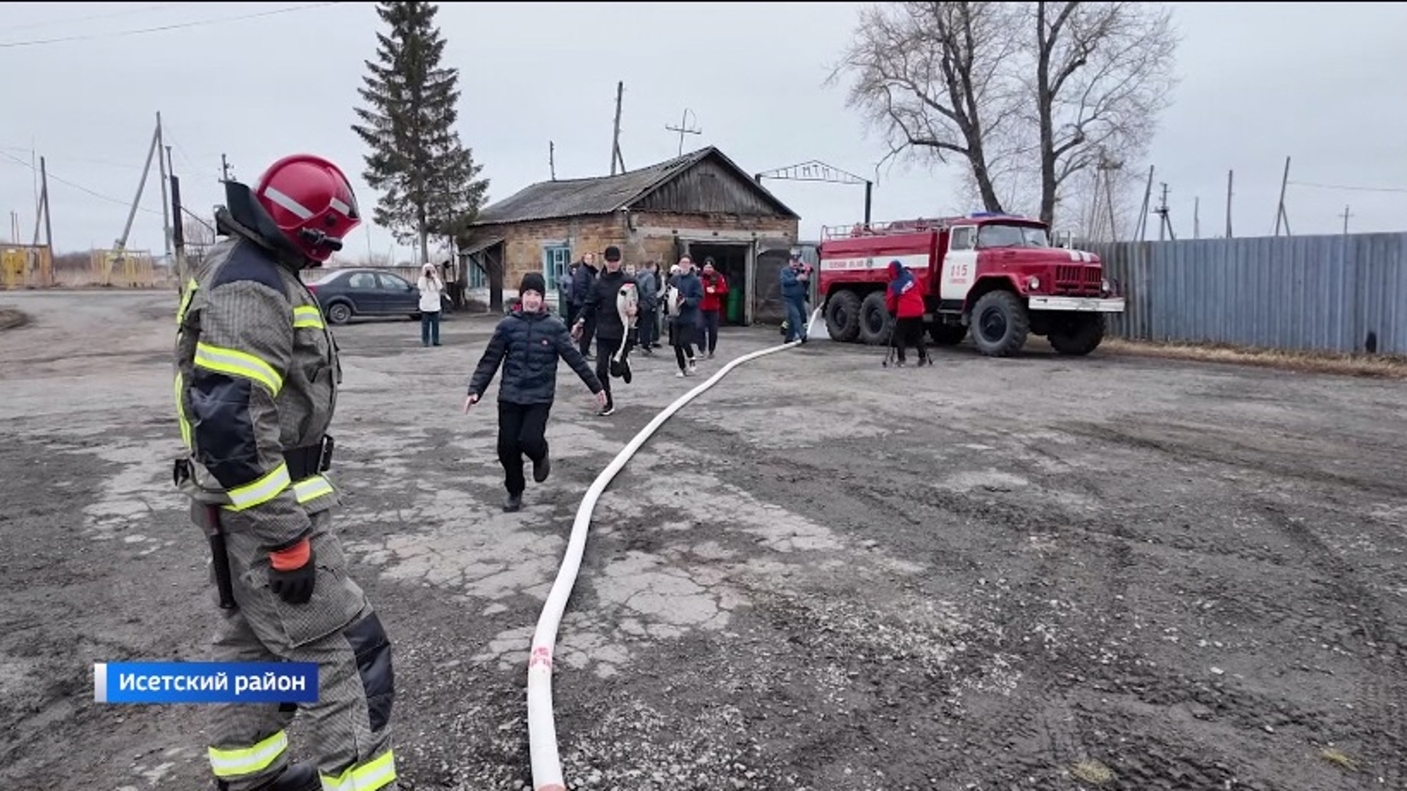 Подготовка к соревнованиям дружин юных пожарных Тюменской области началась в сельских школах