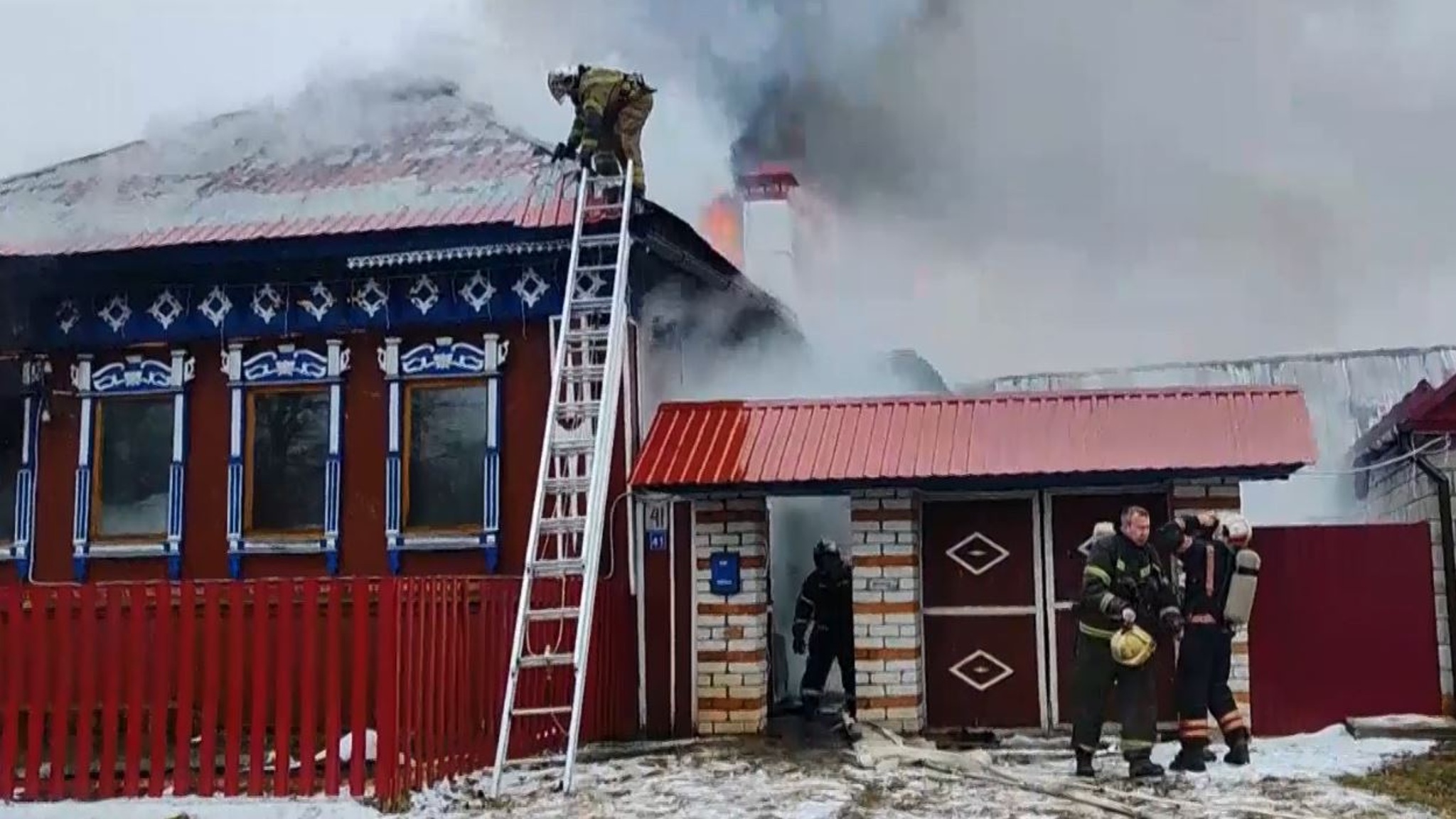 Пожилая женщина лишилась дома в пригороде Йошкар-Олы из-за пожара