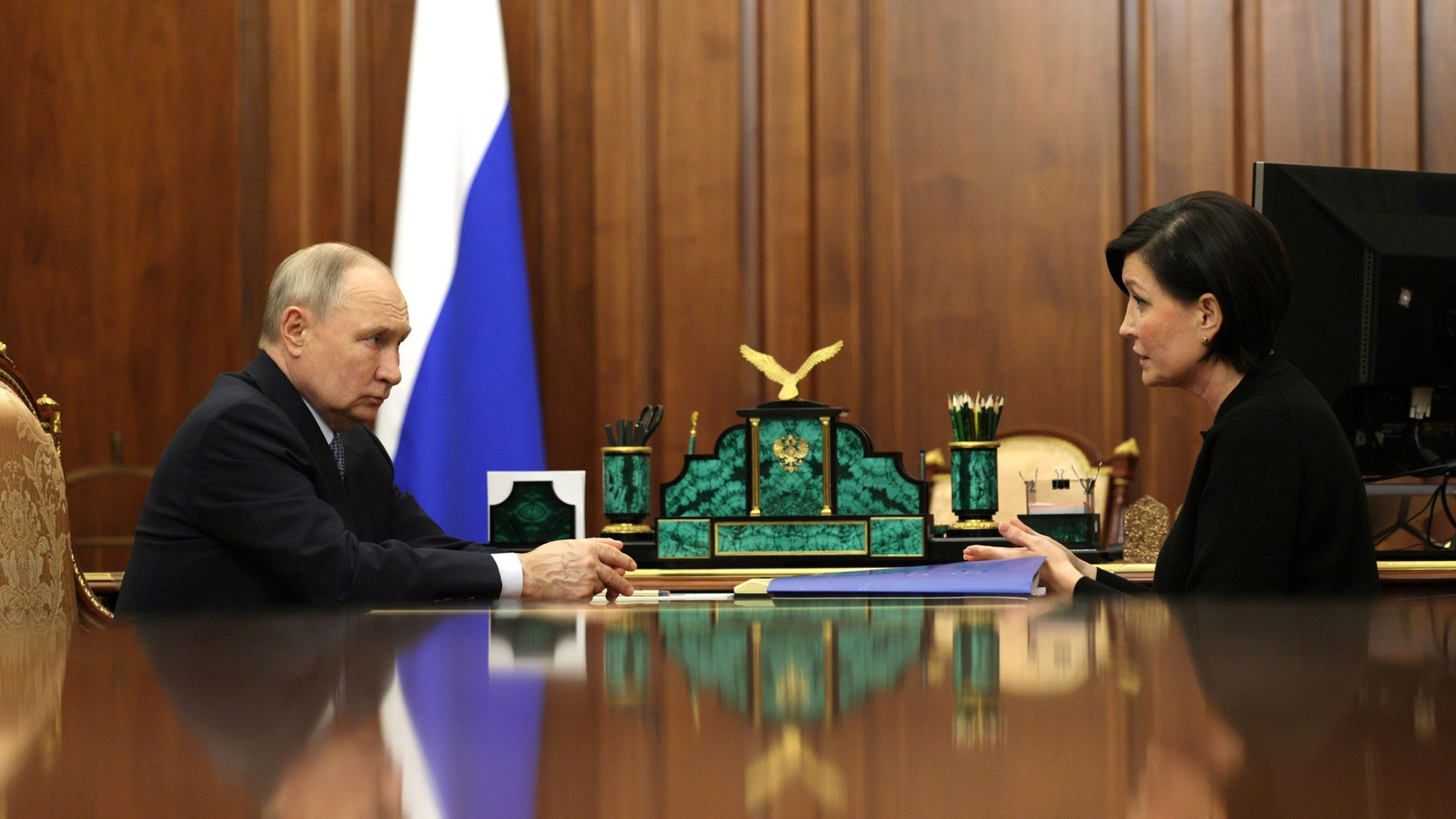 Чупшева подарила Путину российско-белорусский путеводитель по промышленному туризму